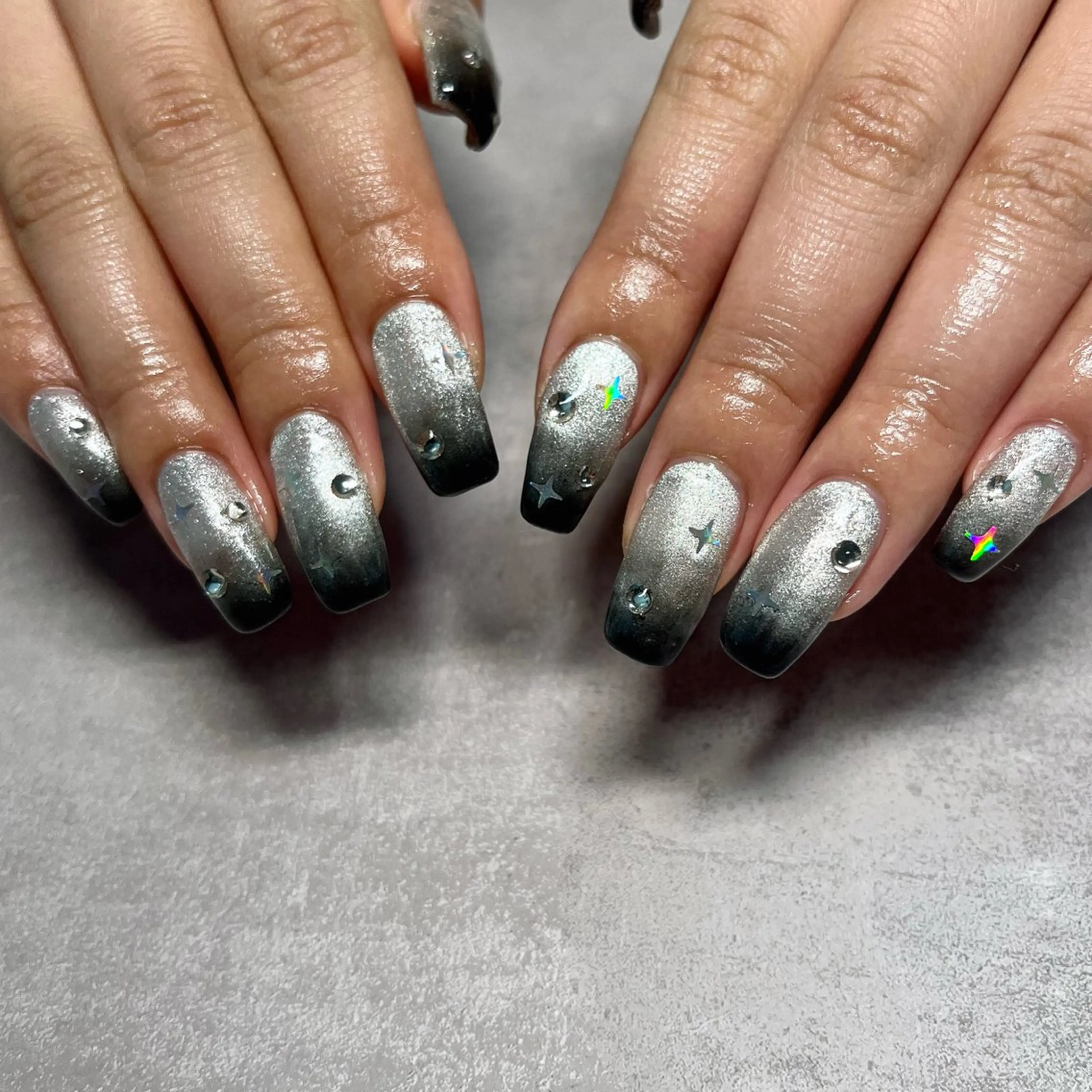 ネイル グラデーション マグネットネイル シルバー ストーンネイル ハンドネイル ネイルサロン kupuのネイルデザイン