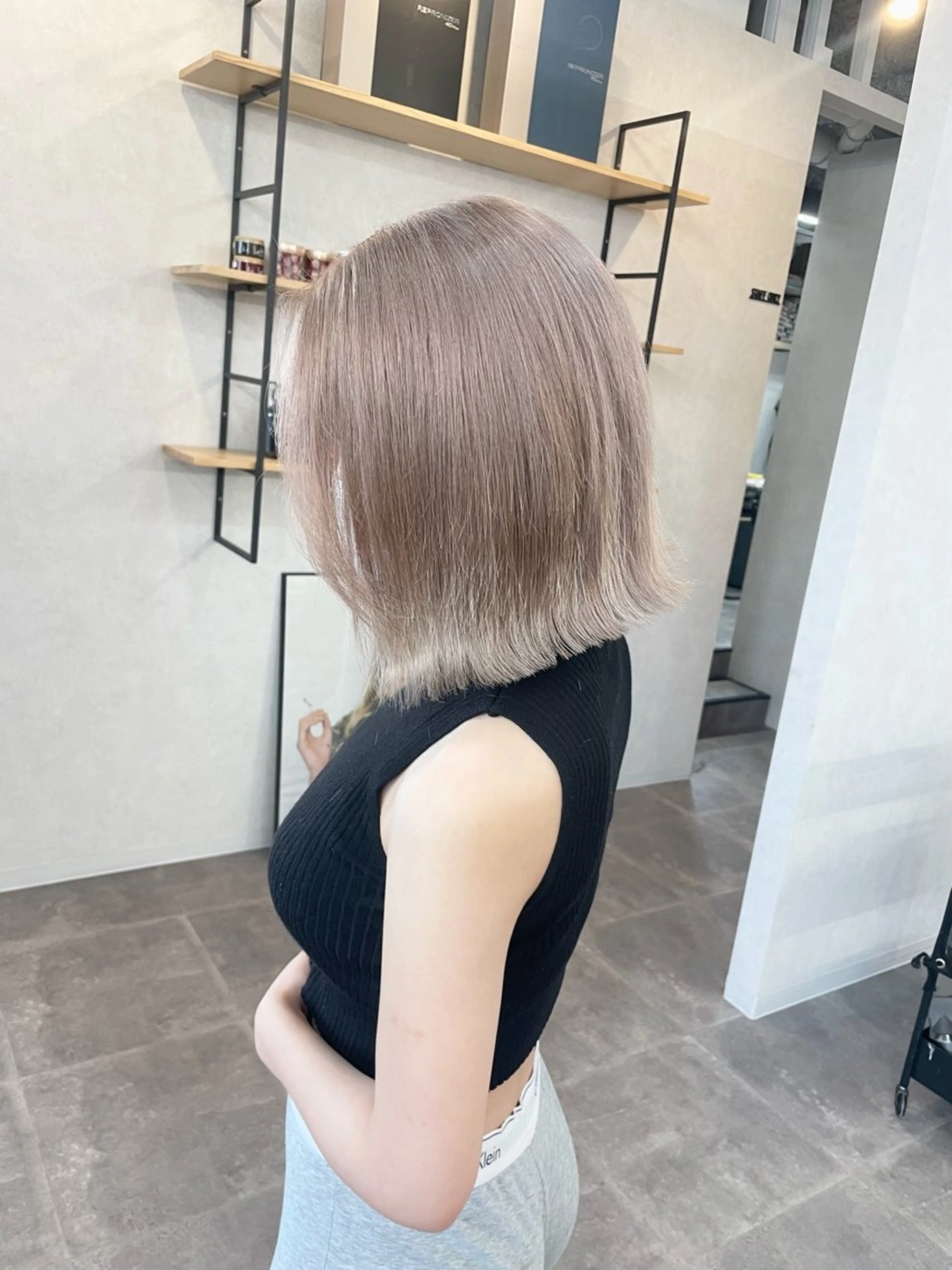 ミディアム カラー ヘアアレンジ ヘアカラー ハイトーン カラーのヘアスタイル