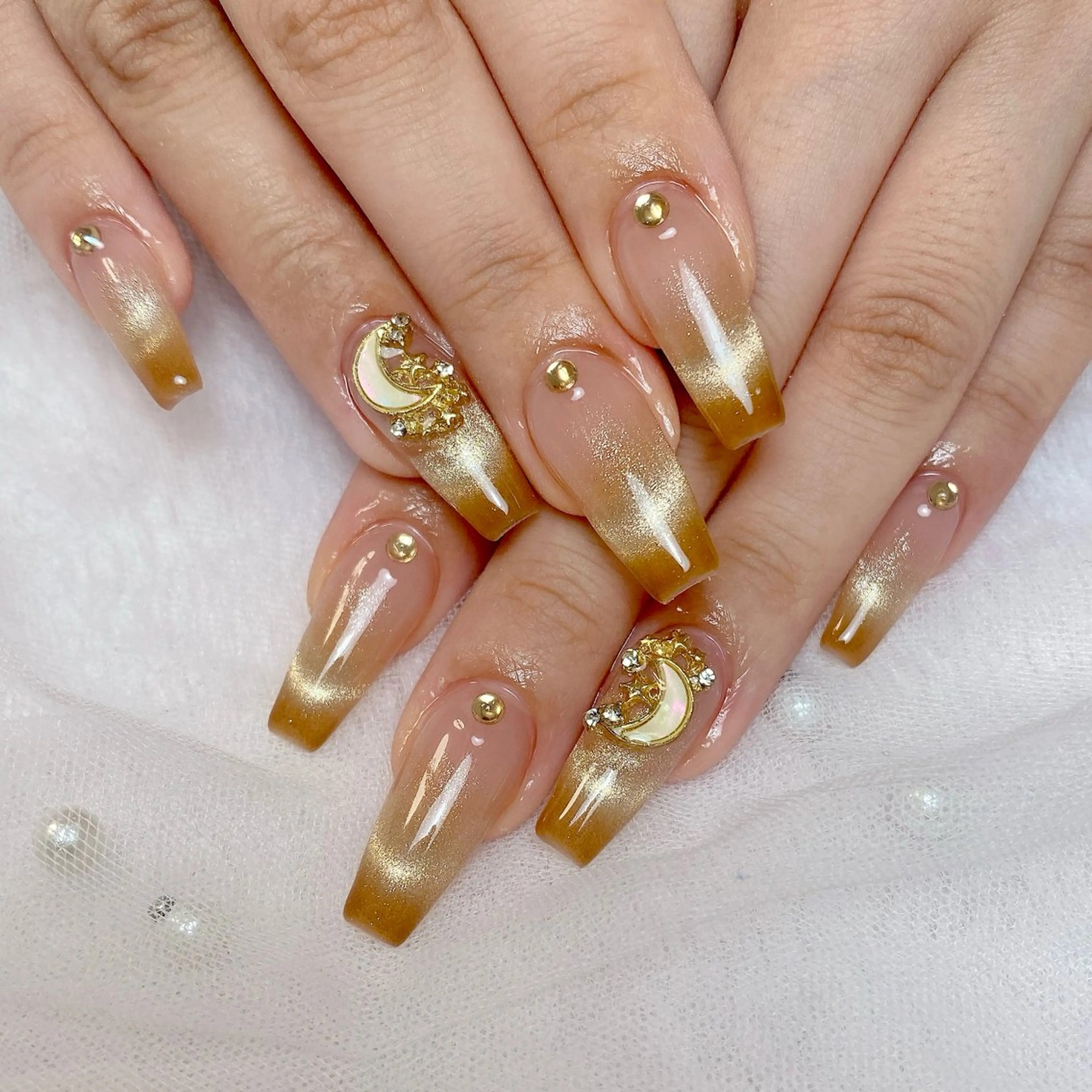 自爪チーク➕マグネットフレンチネイル+パーツ2個の写真