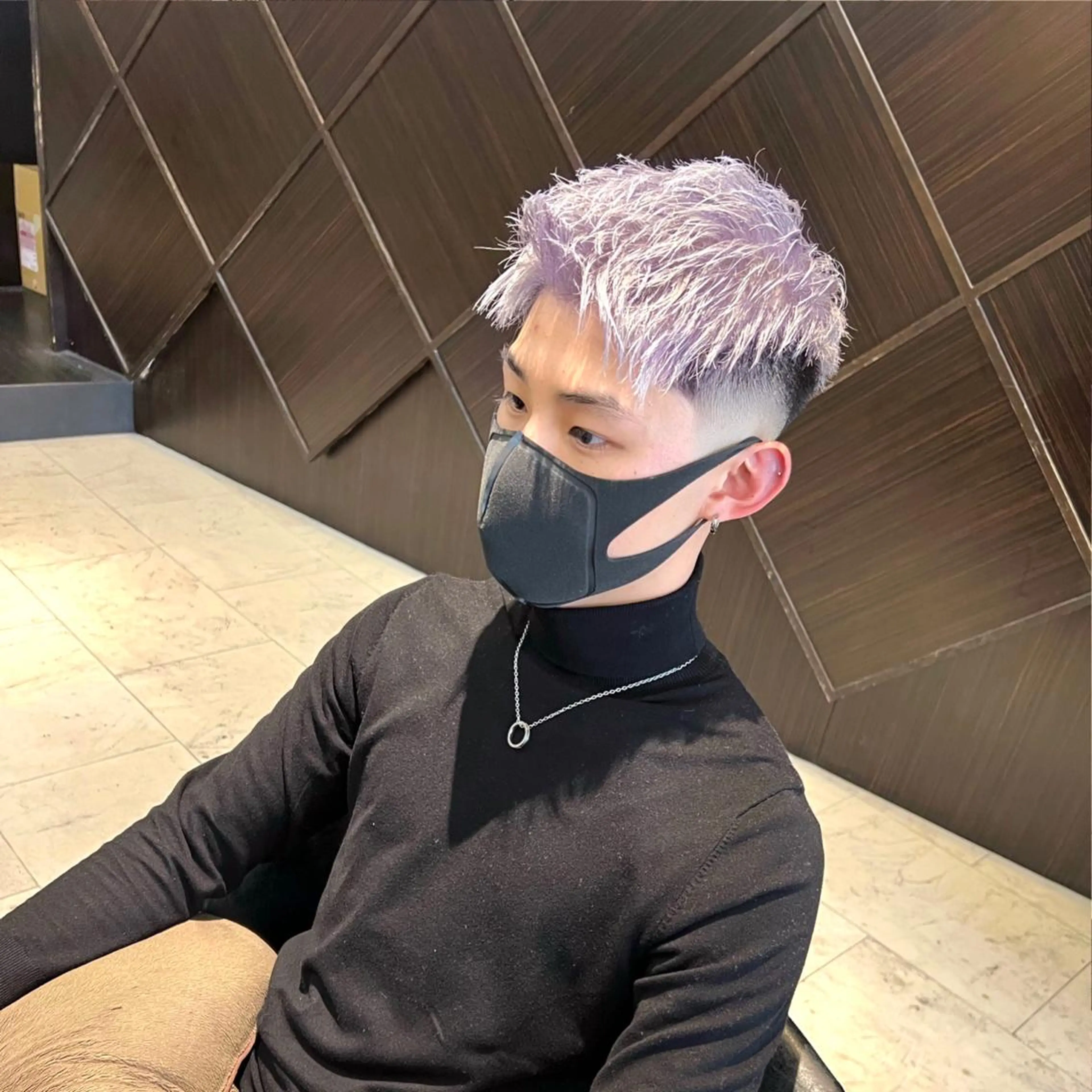 カラー メンズ フェードカット スキンフェード ラベンダーカラー シルバー カット ヘアカラー トリートメント メンズ専門　井藤 雅也のヘアスタイル