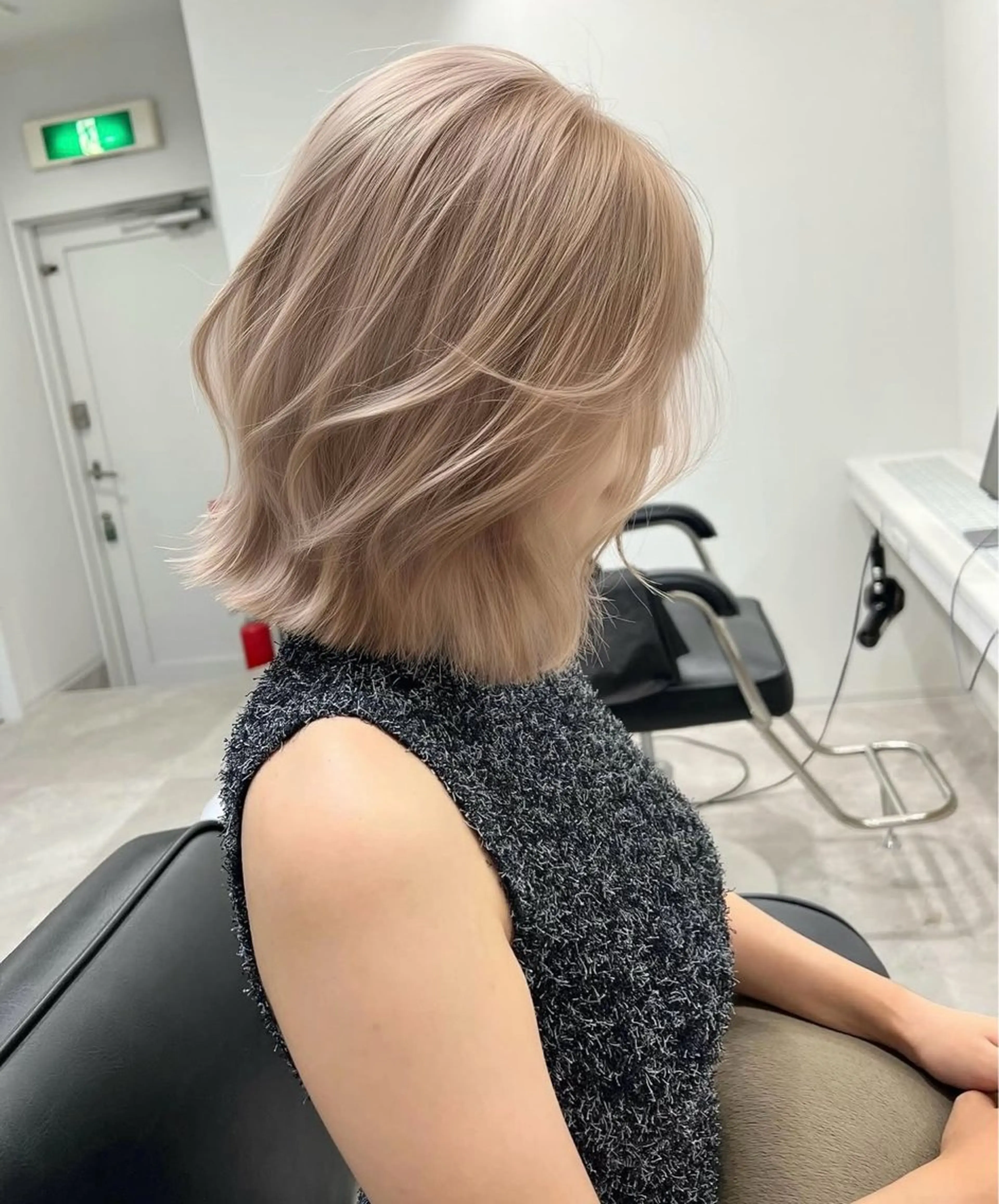 ショート カラー ベージュカラー 透明感カラー SEINA️️/烏丸 ブリーチ/ハイトーンのヘアスタイル