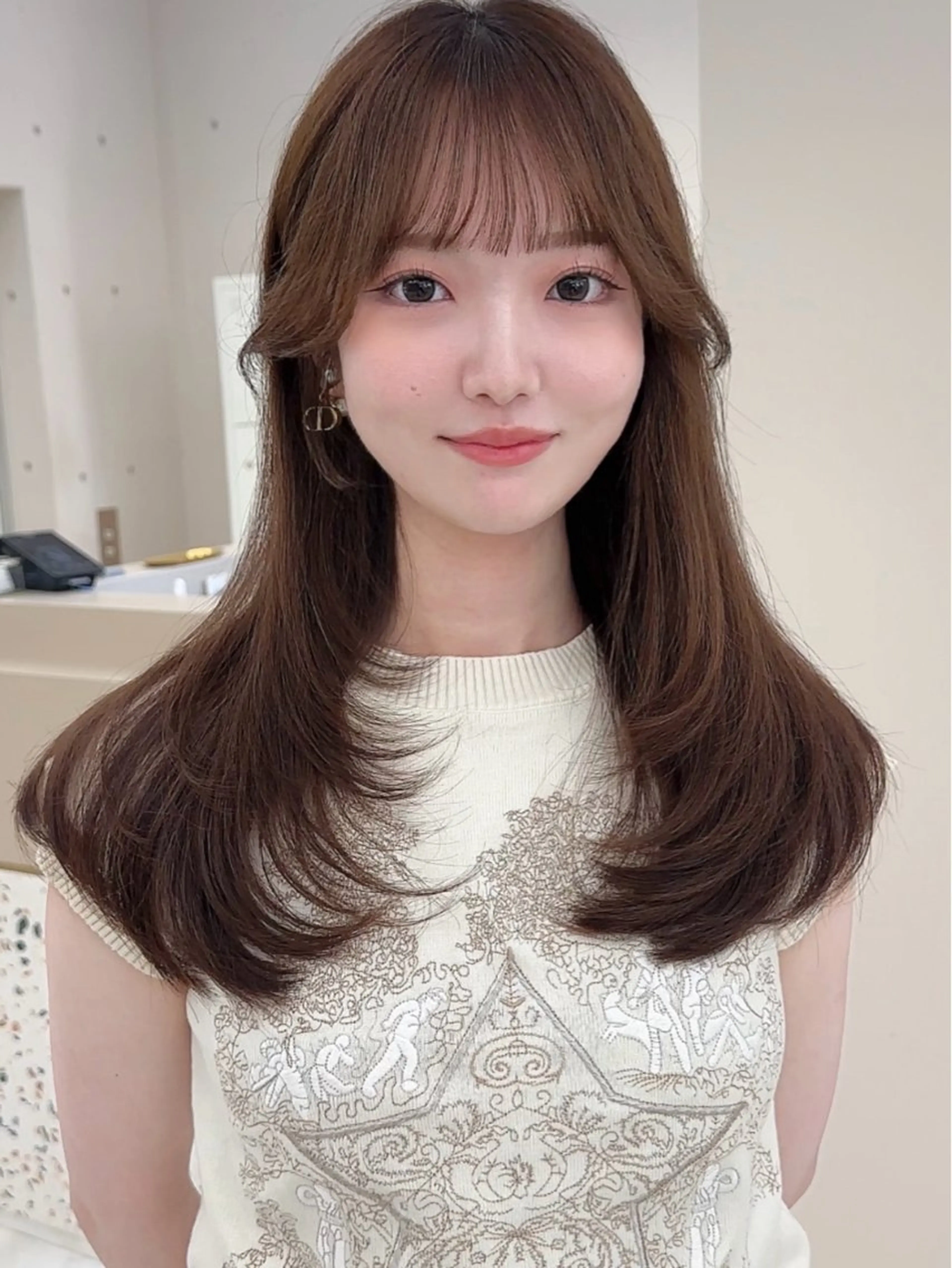 カット×レイヤー/ミディアム/ロング/流行りのヘアスタイルにしたい方必見✨アイロン仕上げまで！(50代限定)の写真