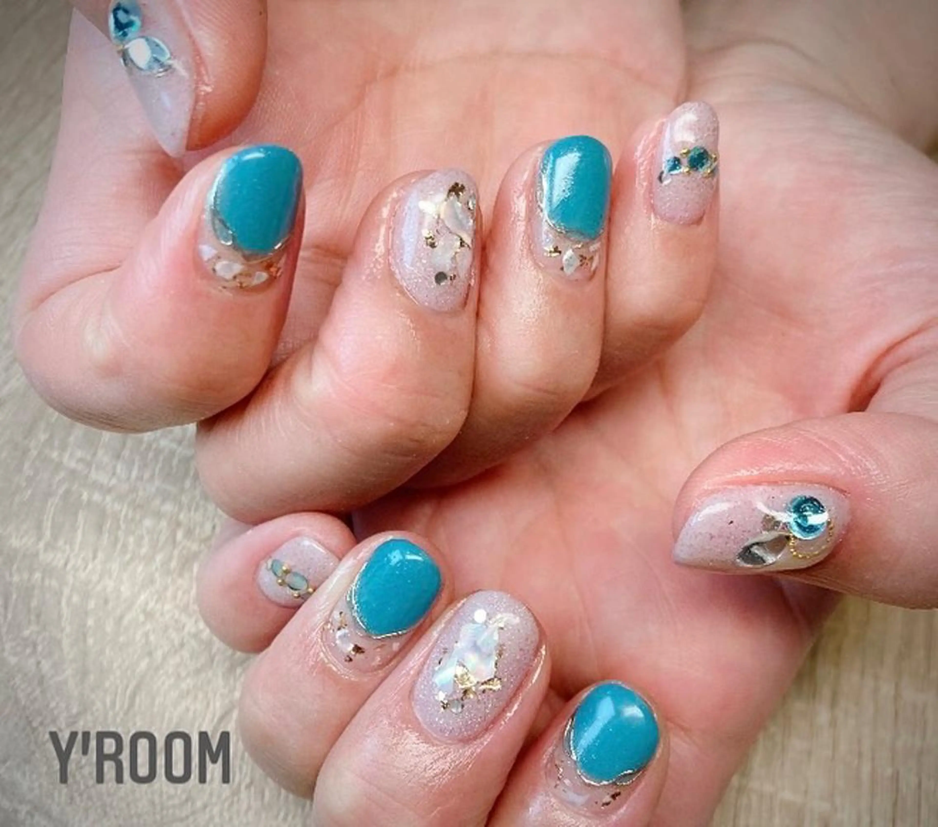 ネイル オーロラネイル フラッシュネイル フットネイル ジェルネイル 氷ネイル・うるうるネイル ハンドネイル YUKA （ネイリスト）のネイルデザイン