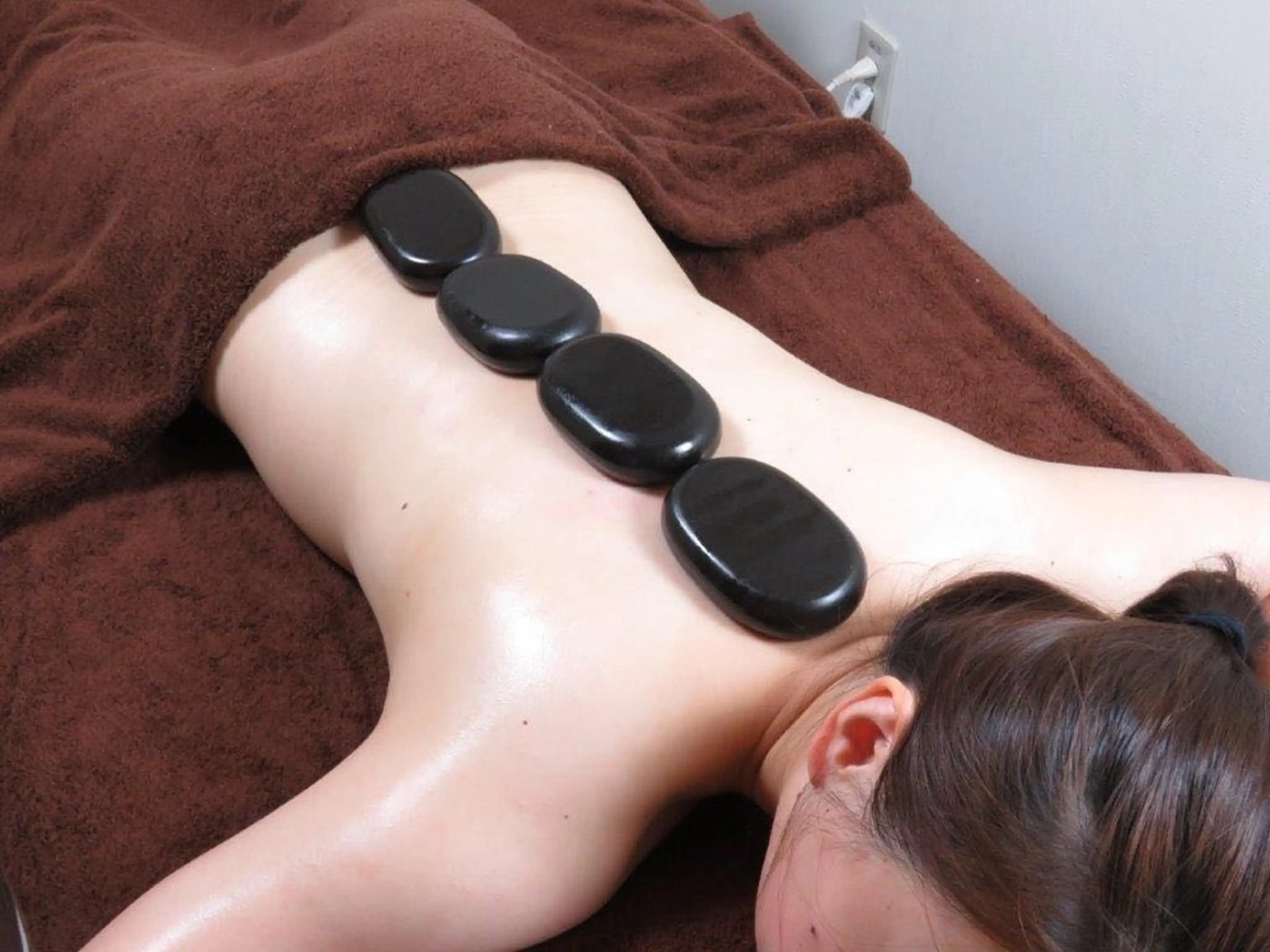 人気No.3【ホットストーンxアロマ】で背面ケア+ホットスト+ベッド 90分¥9200の写真