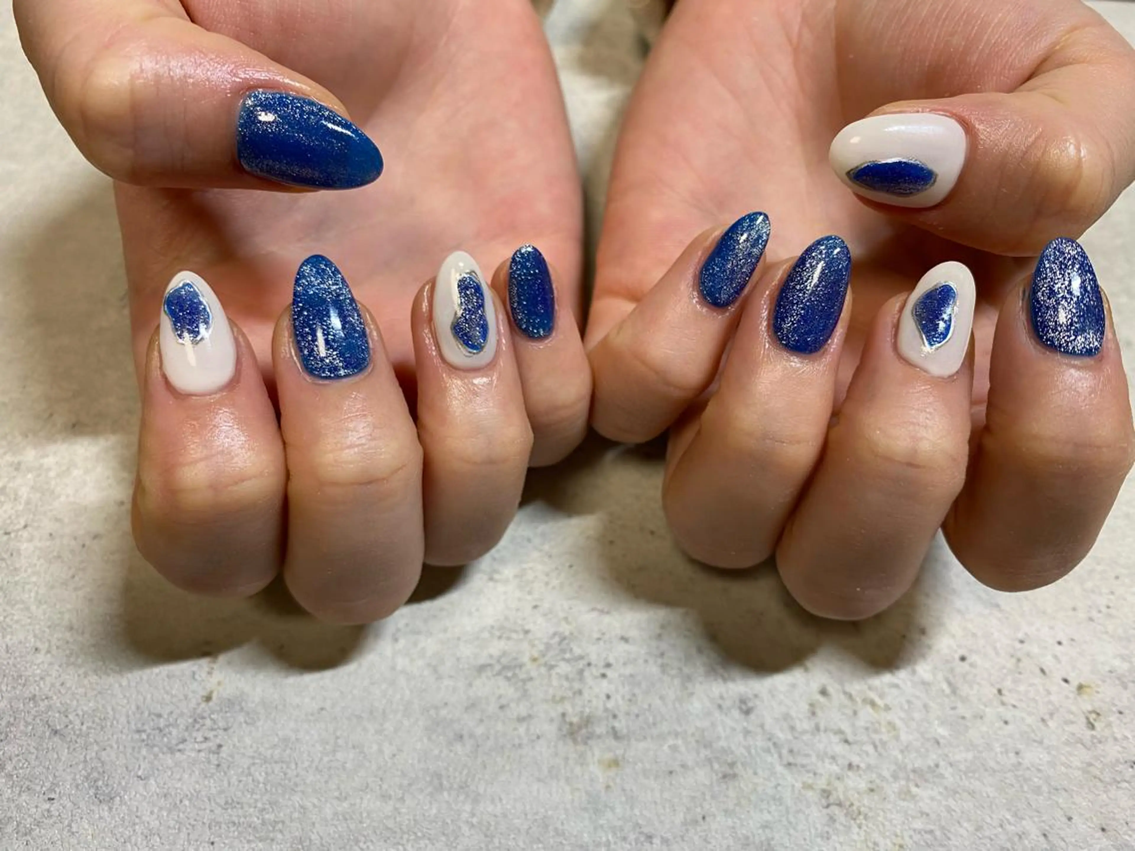 ショート カラー パーマ ヘアアレンジ メンズ キッズ ネイル マツエク・マツパ アイブロウ ブルーカラー ブルー マグネットネイル ハンドネイル ハンドケア 今福鶴見ネイル 8(ｴｲﾄ)のネイルデザイン