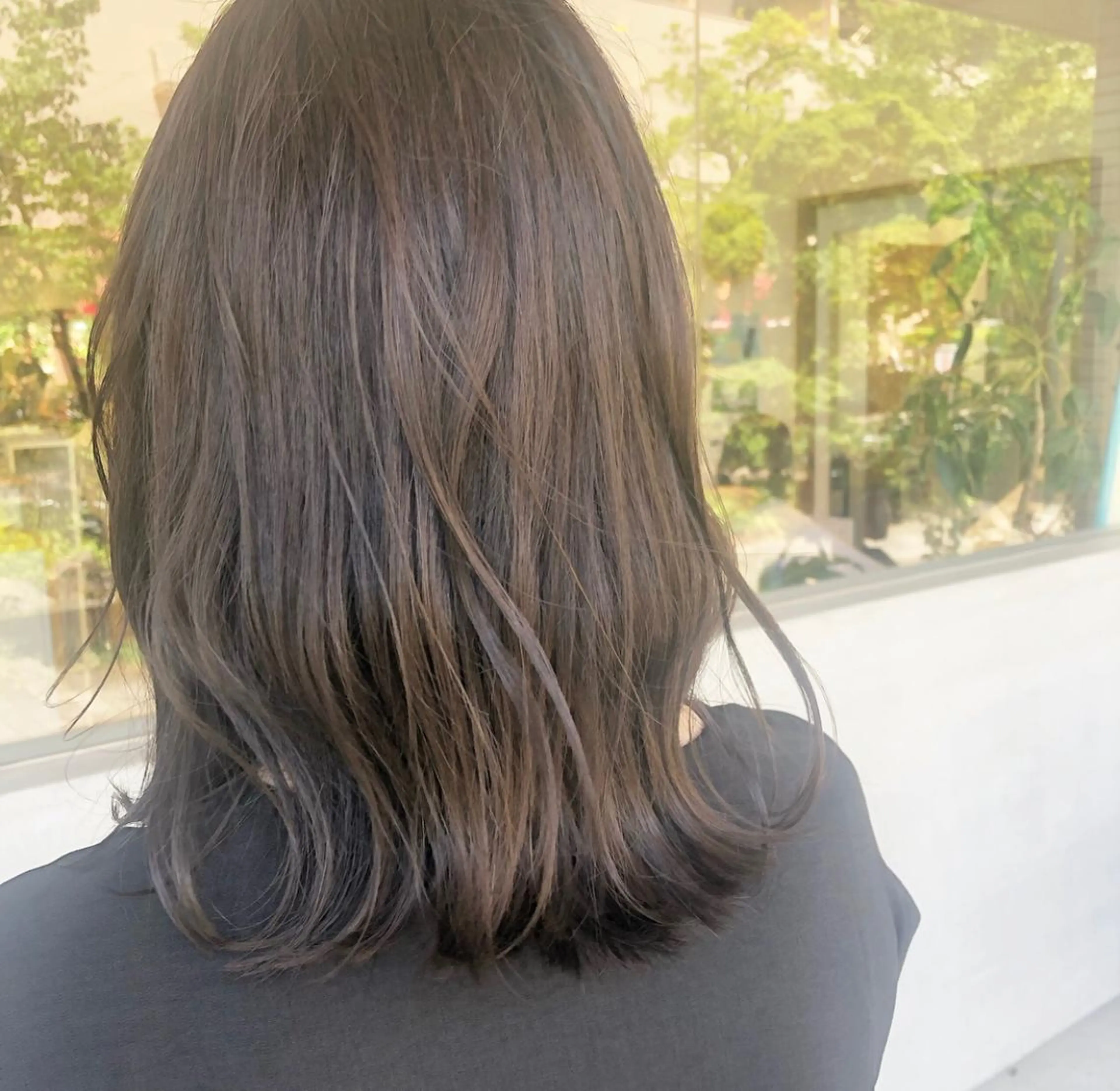 ミディアム カラー 小森 樹奈のヘアスタイル