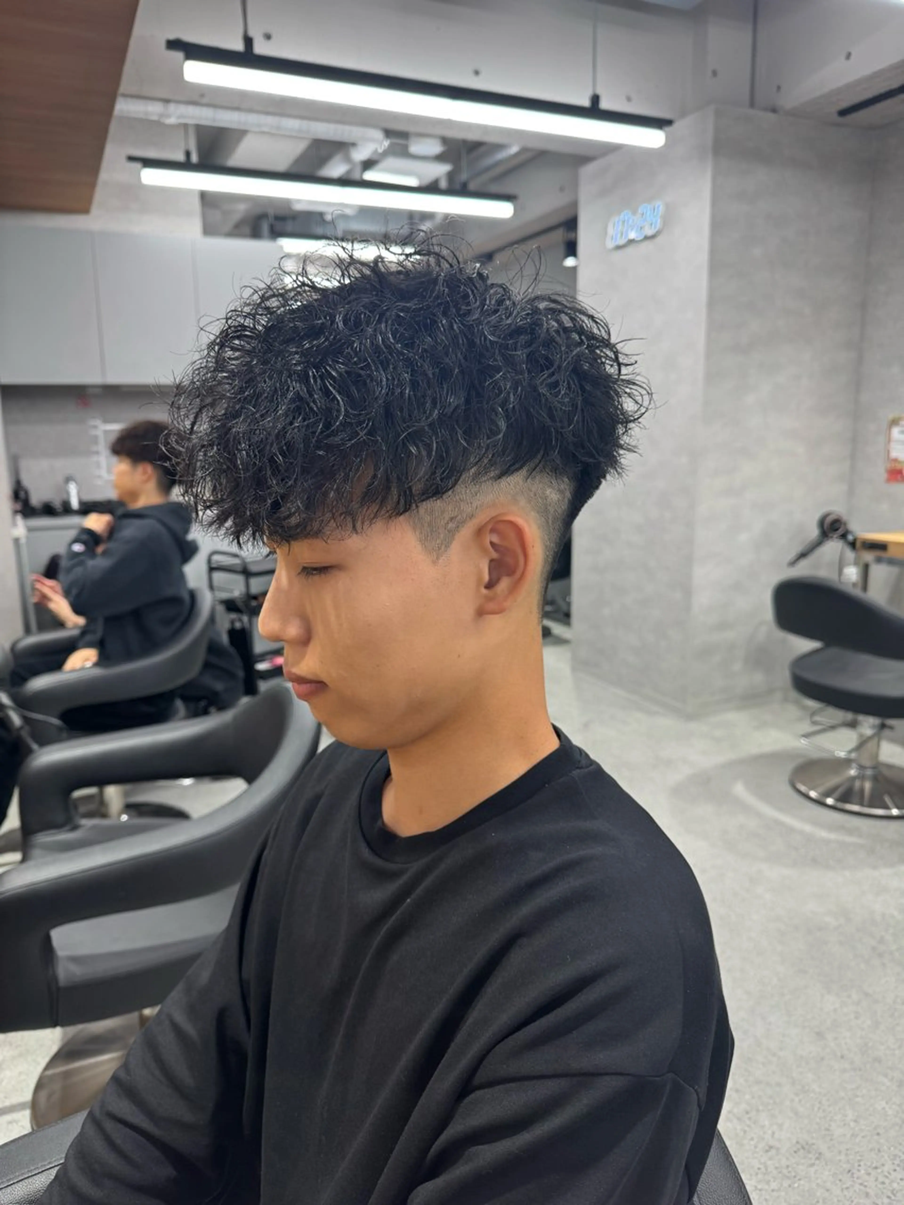 ショート カラー パーマ ヘアアレンジ メンズ メンズブリーチ センターパート フェザーパーマ メンズハイライト メンズハイトーン カット パーマ トリートメント ヘッドスパ ヘアセット スパイキー/フェザー /波巻き/かいとのヘアスタイル