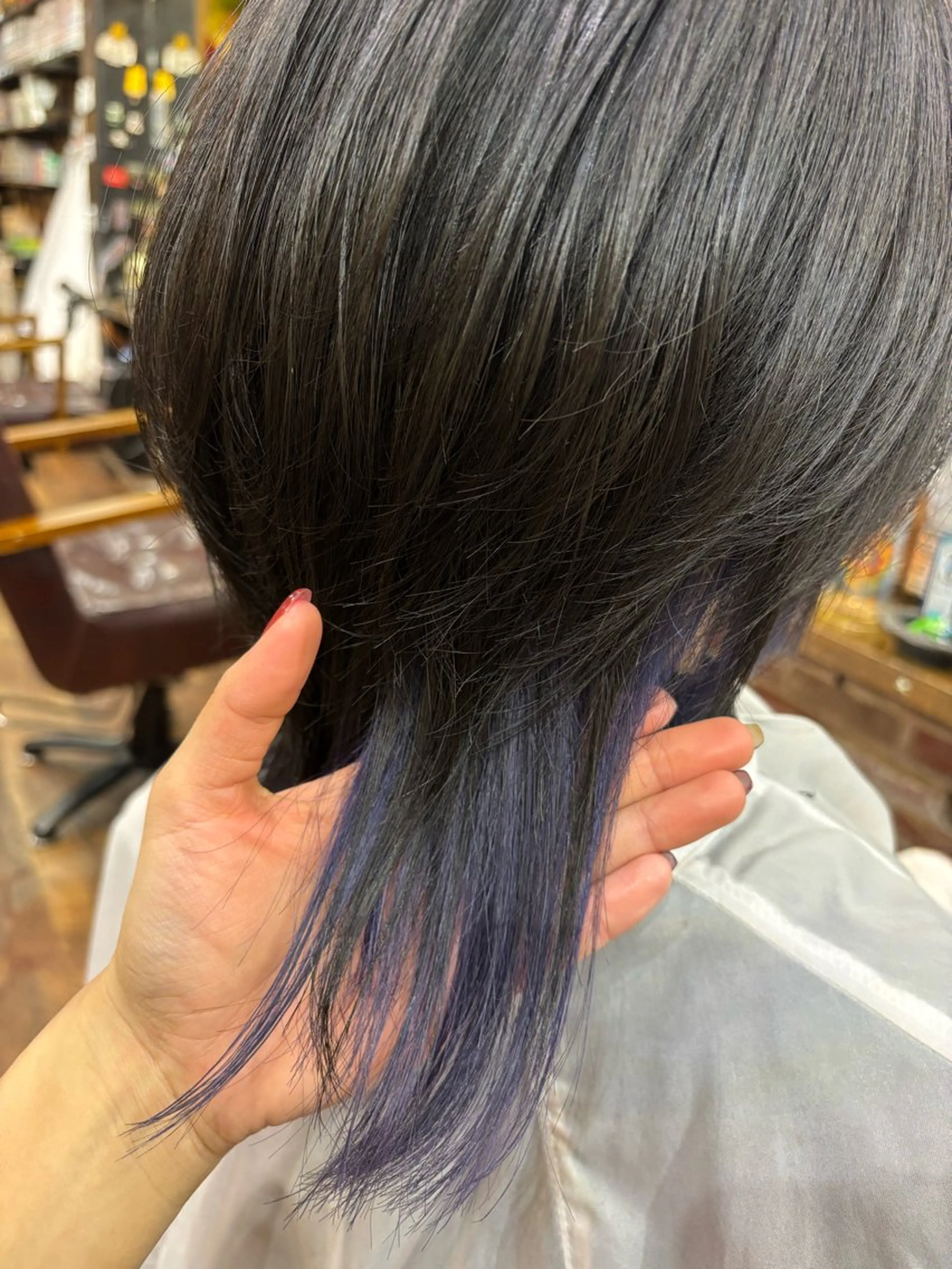 ミディアム カラー インナーカラー シルバー レイヤーカット ウルフカット 福田 有紗のヘアスタイル