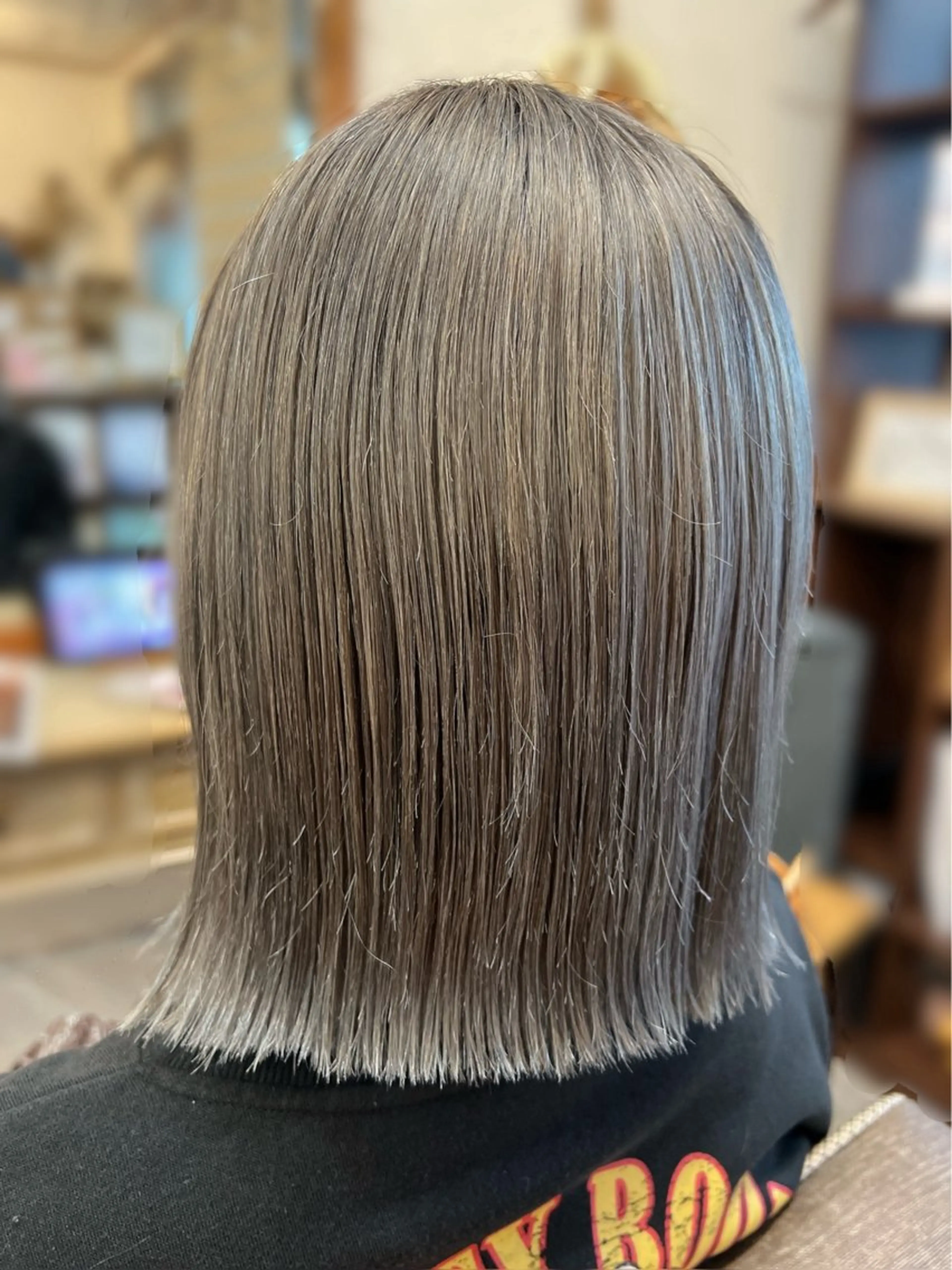 ミディアム カラー シルバー ホワイトシルバー hair works raptureのヘアスタイル