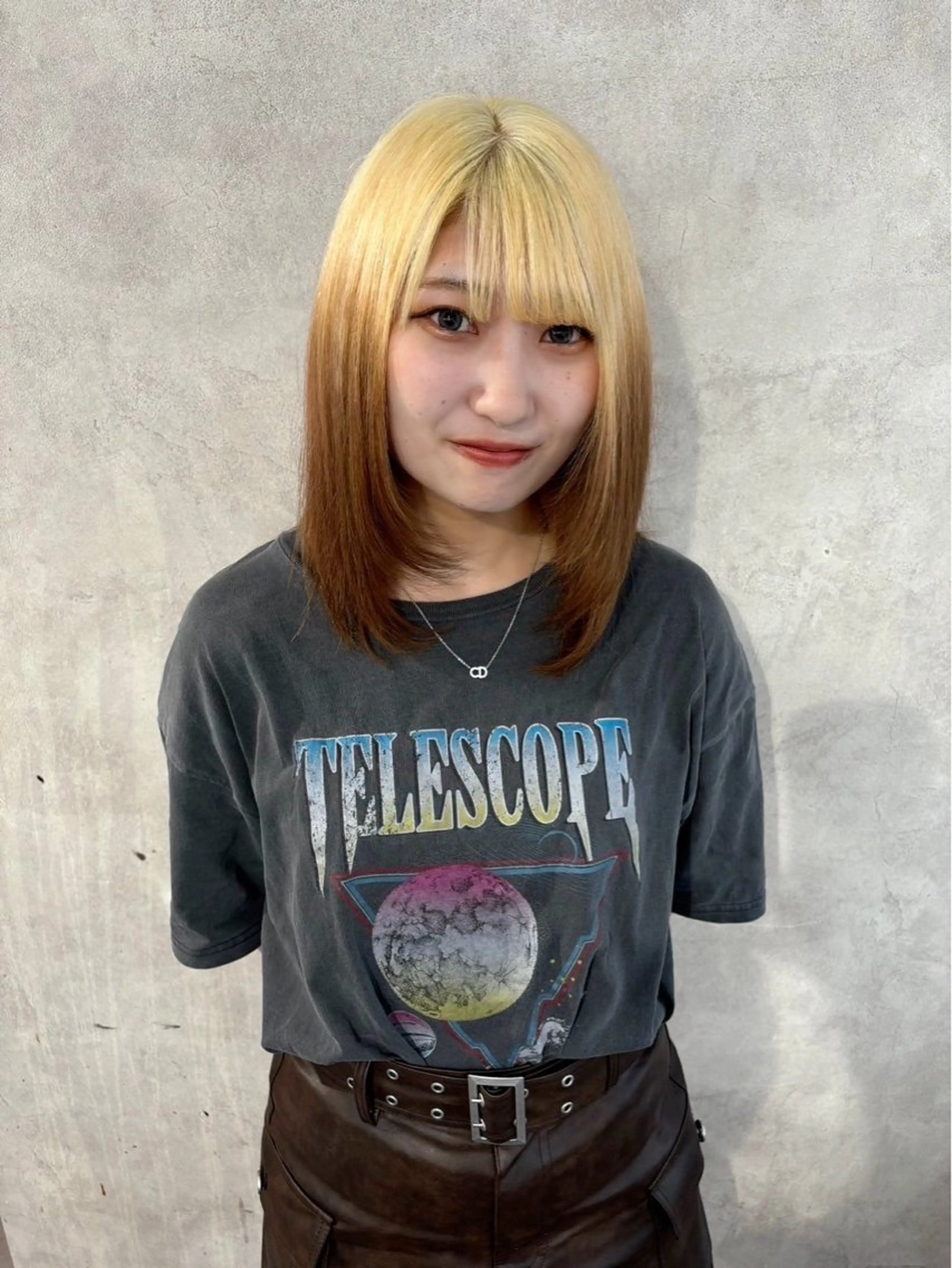 セミロング ハイトーン YONIのヘアスタイル