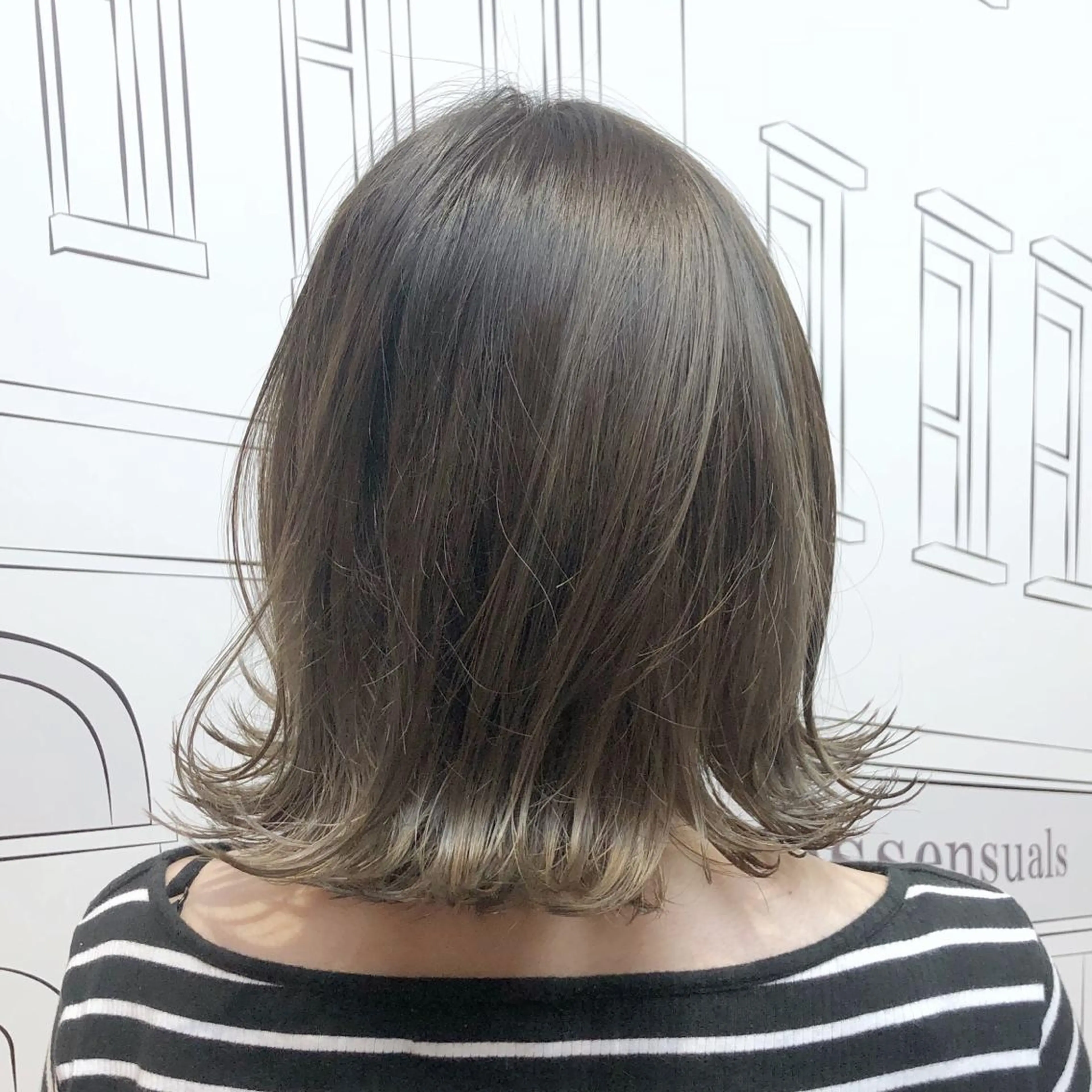 ショート カラー アッシュ アッシュグレー バレイヤージュ イルミナカラー レイヤーカット TOMOKA 艶髪/透明感カラーのヘアスタイル