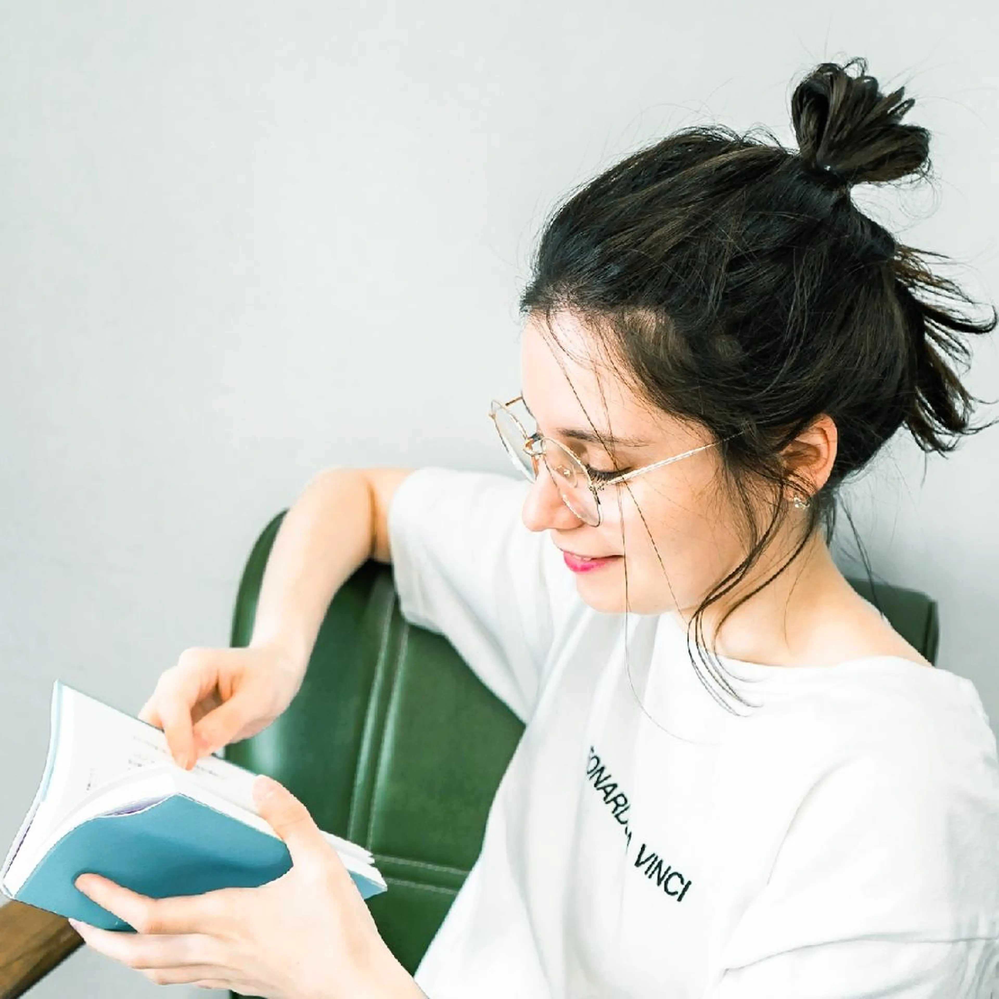 ミディアム お団子ヘア おくれ毛 巻ける髪質改善で美髪 にデザイン✨/よしみのヘアスタイル