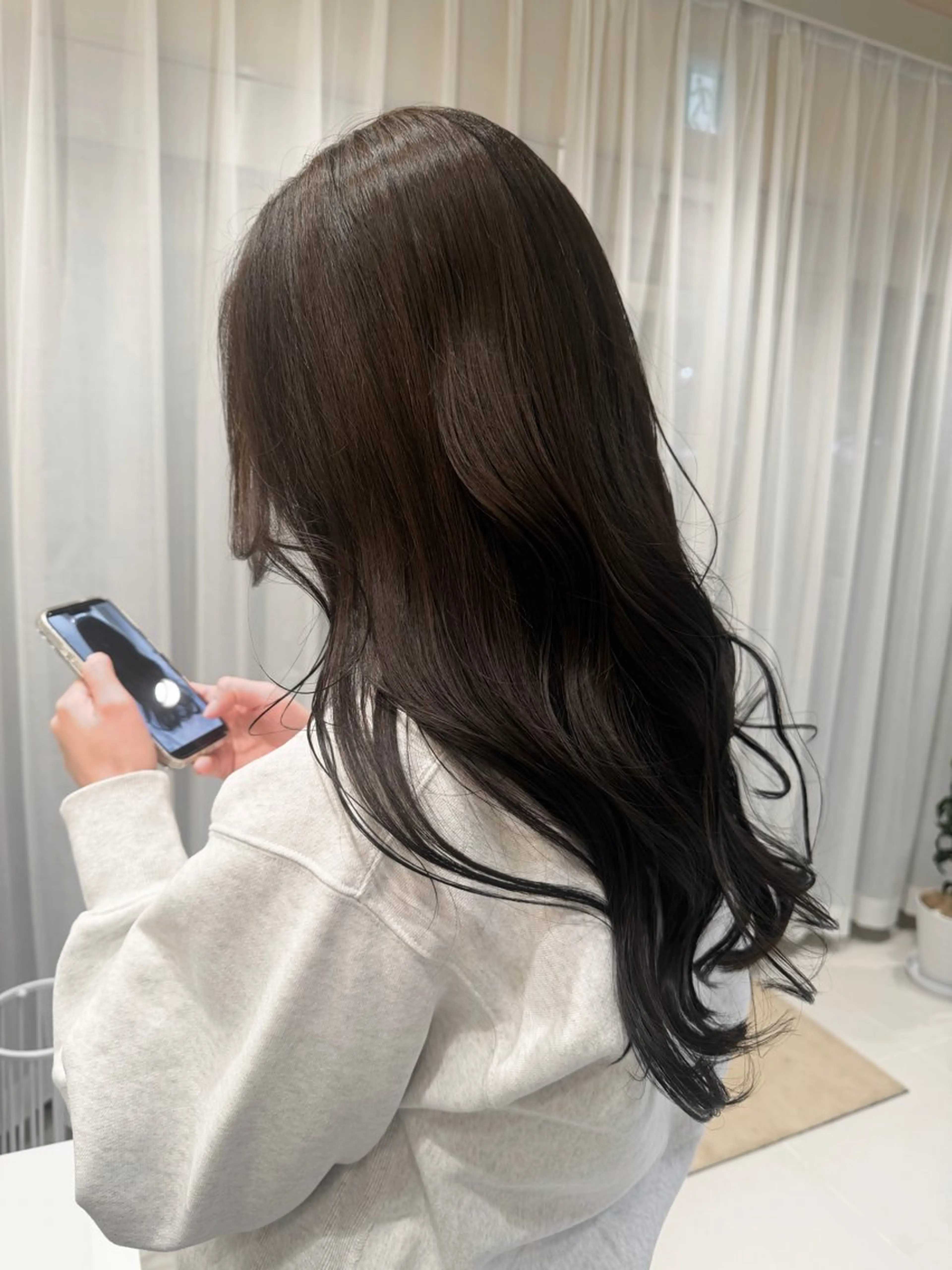 ロング カラー オリーブカラー コテ巻きパーマ 阪上 沙織のヘアスタイル