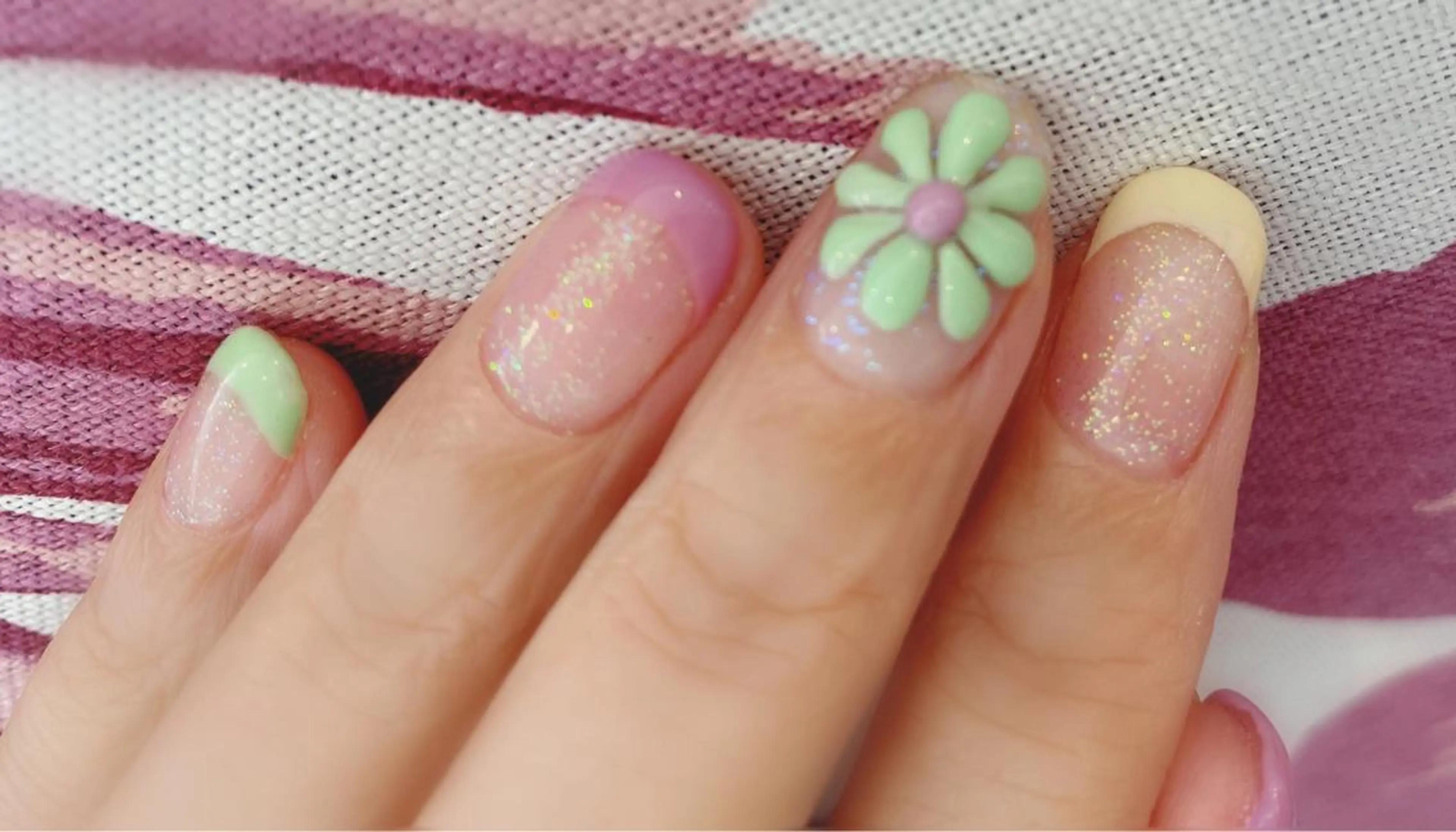 ネイル フラワーネイル ぷっくりネイル ネイル ティアラのネイルデザイン