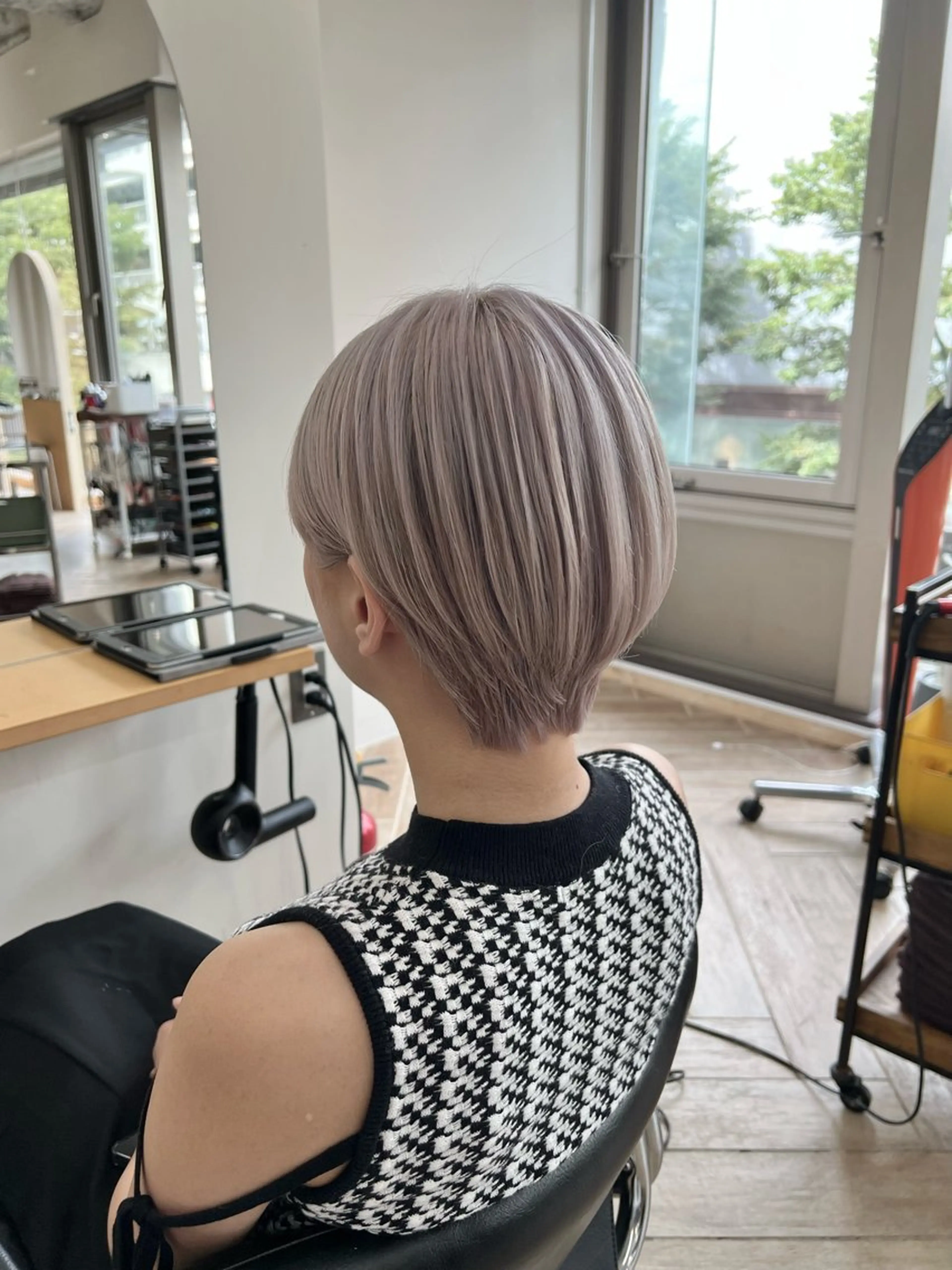 ショート カラー ブリーチ ヘアカラー トリートメント ベージュ/髪質改善 新潟/万代/井上佑のヘアスタイル