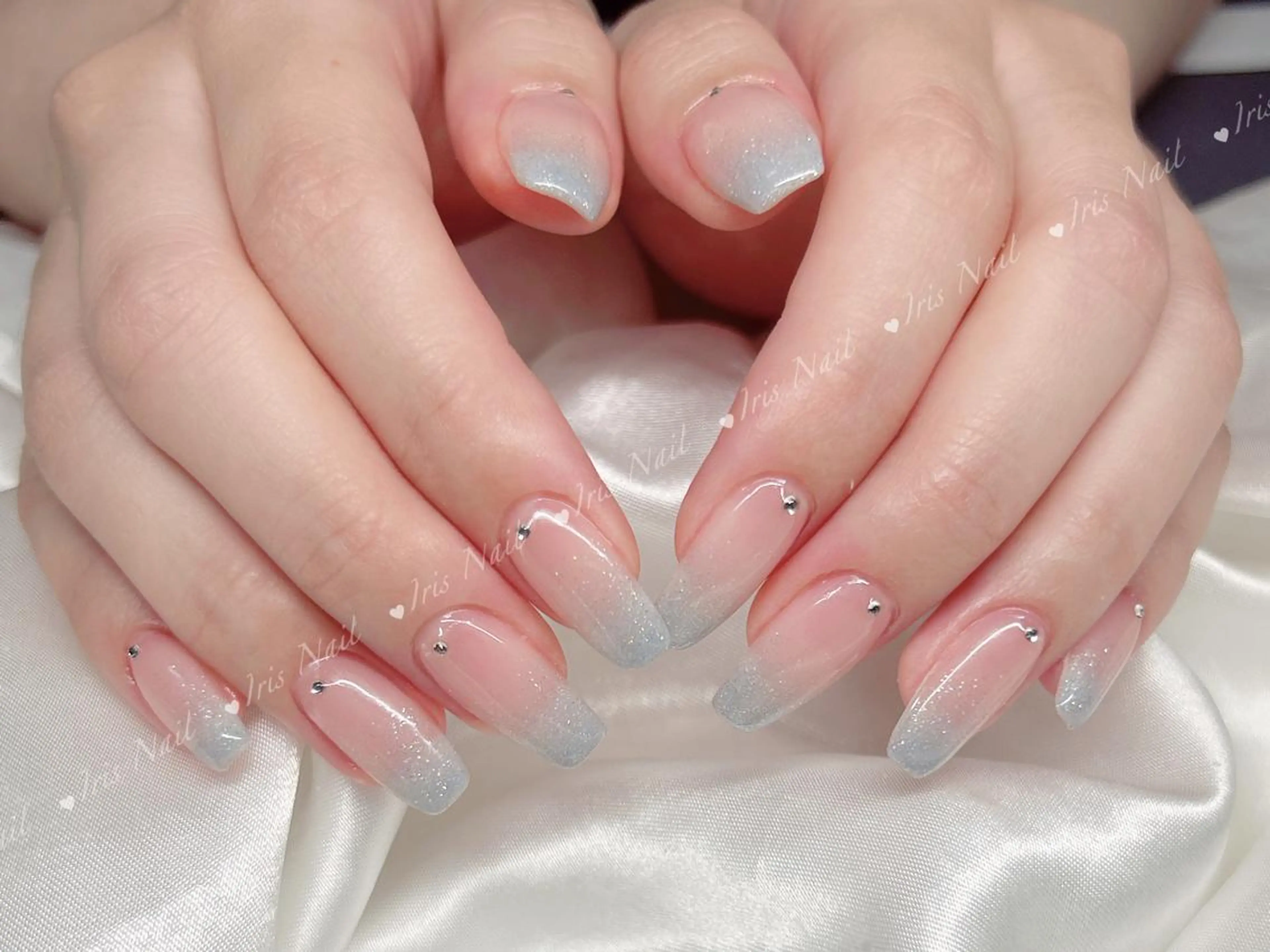ネイル ブルー グラデーション ストーンネイル ハンドネイル ハンドケア 🍒IRIS Nail🌸のネイルデザイン