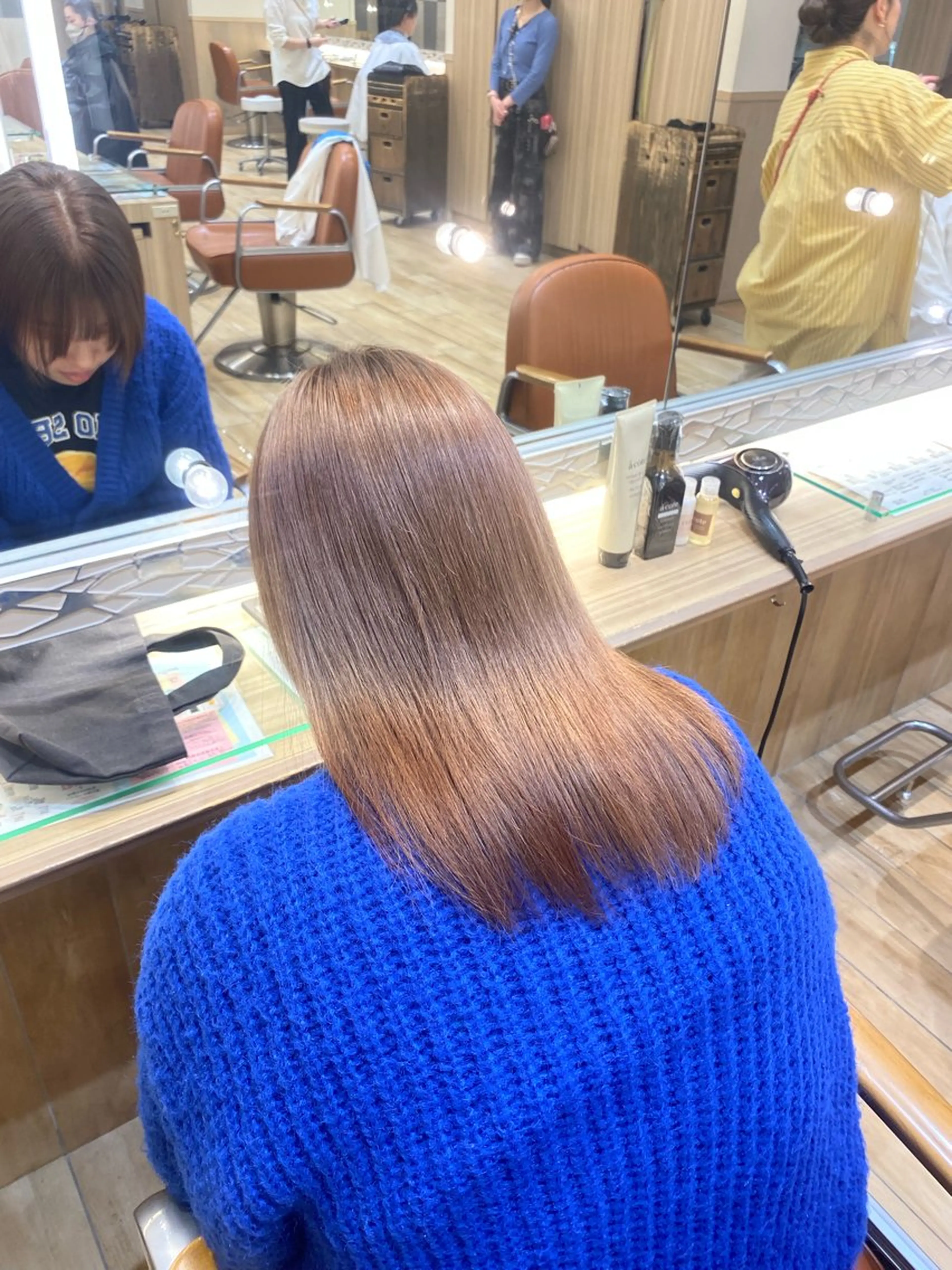 ミディアム カラー ヘアアレンジ ベージュカラー ブリーチ ミルクティーベージュ 新宿メンズパーマ ヨモギダのヘアスタイル