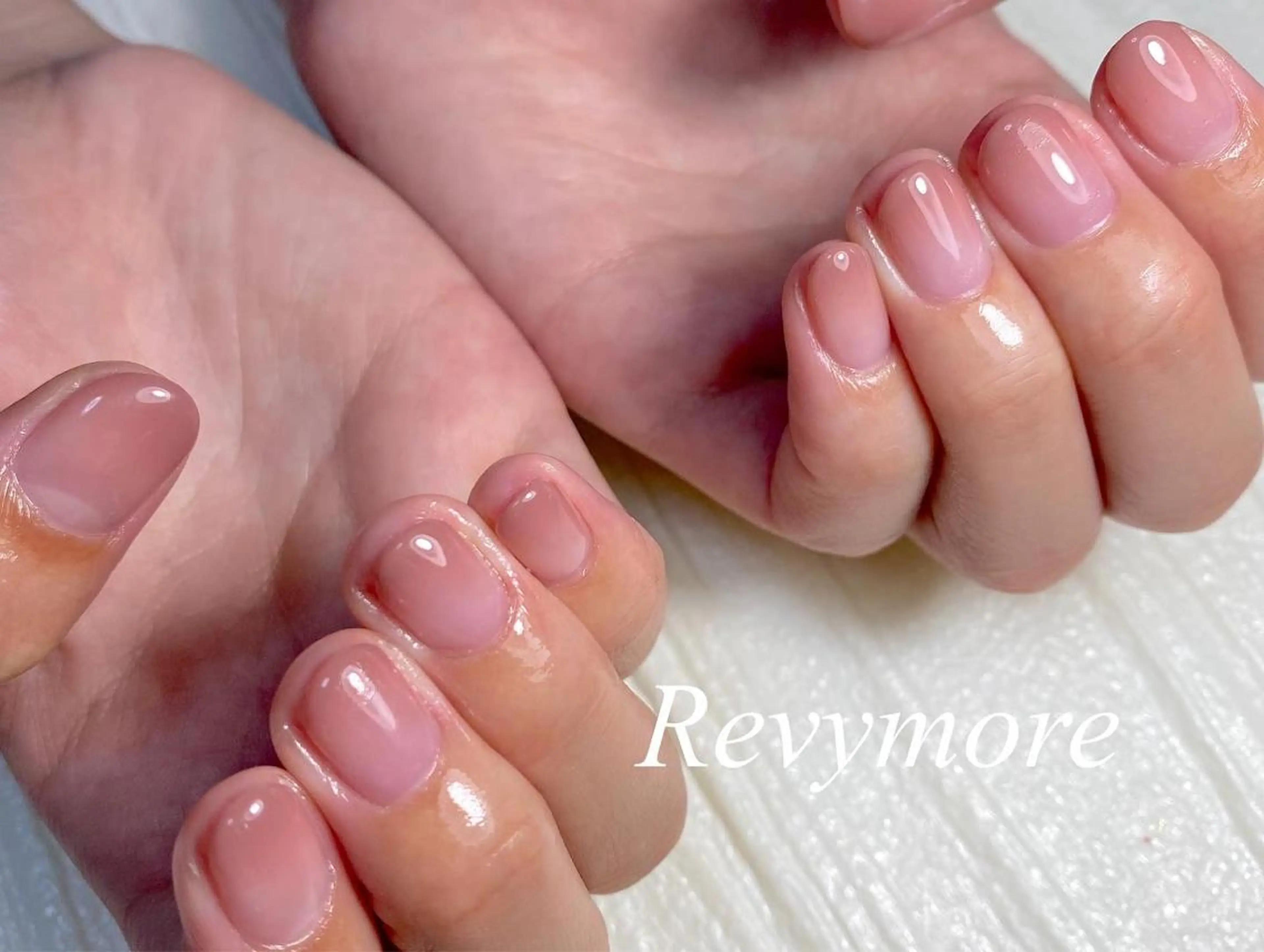 ミディアム ネイル 韓国風ヘア ジェルネイル キラキラネイル 韓国ネイル ニュアンスネイル nail salon Revymoreのネイルデザイン
