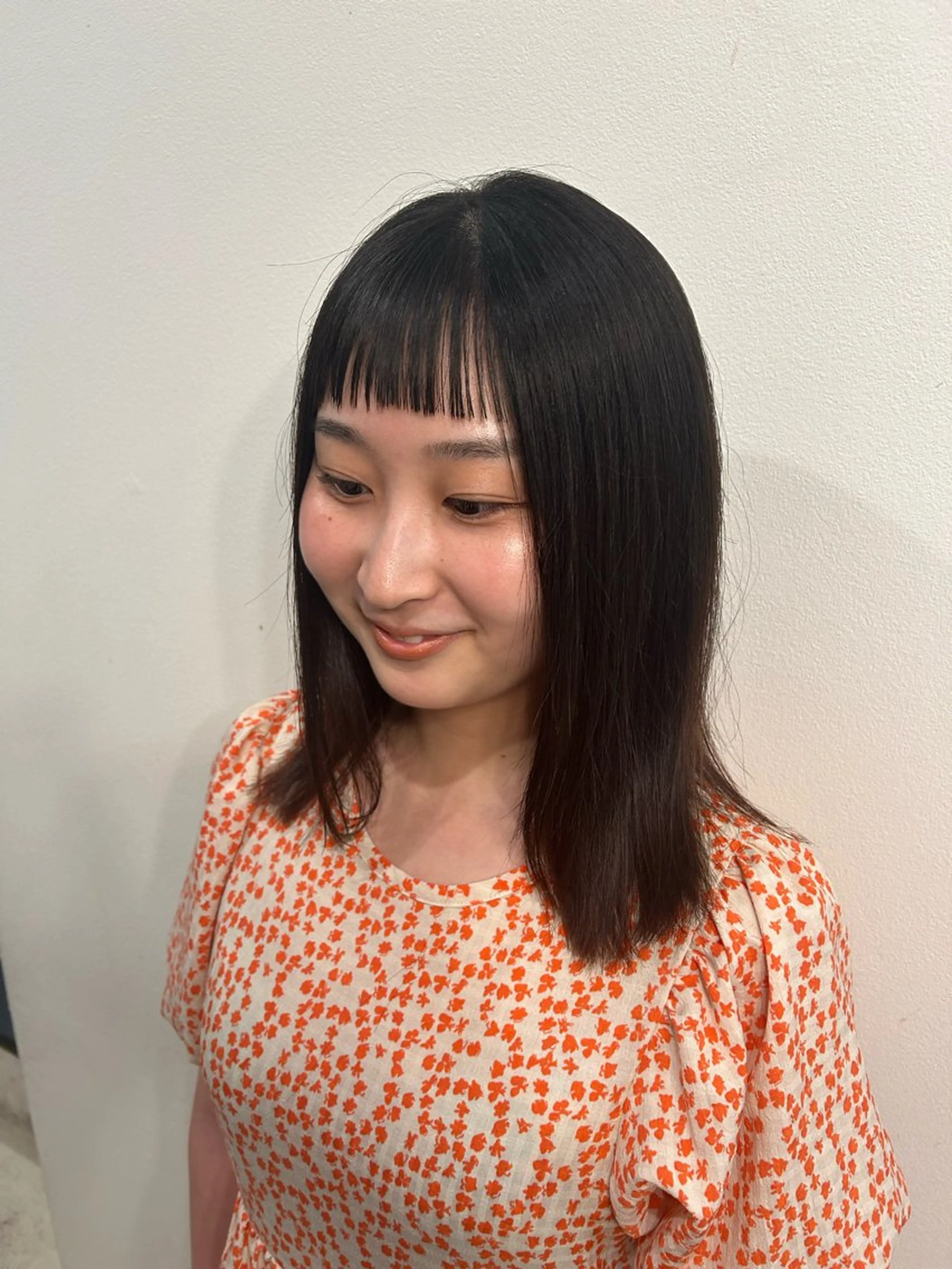 セミロング オン眉 京谷 宥のヘアスタイル