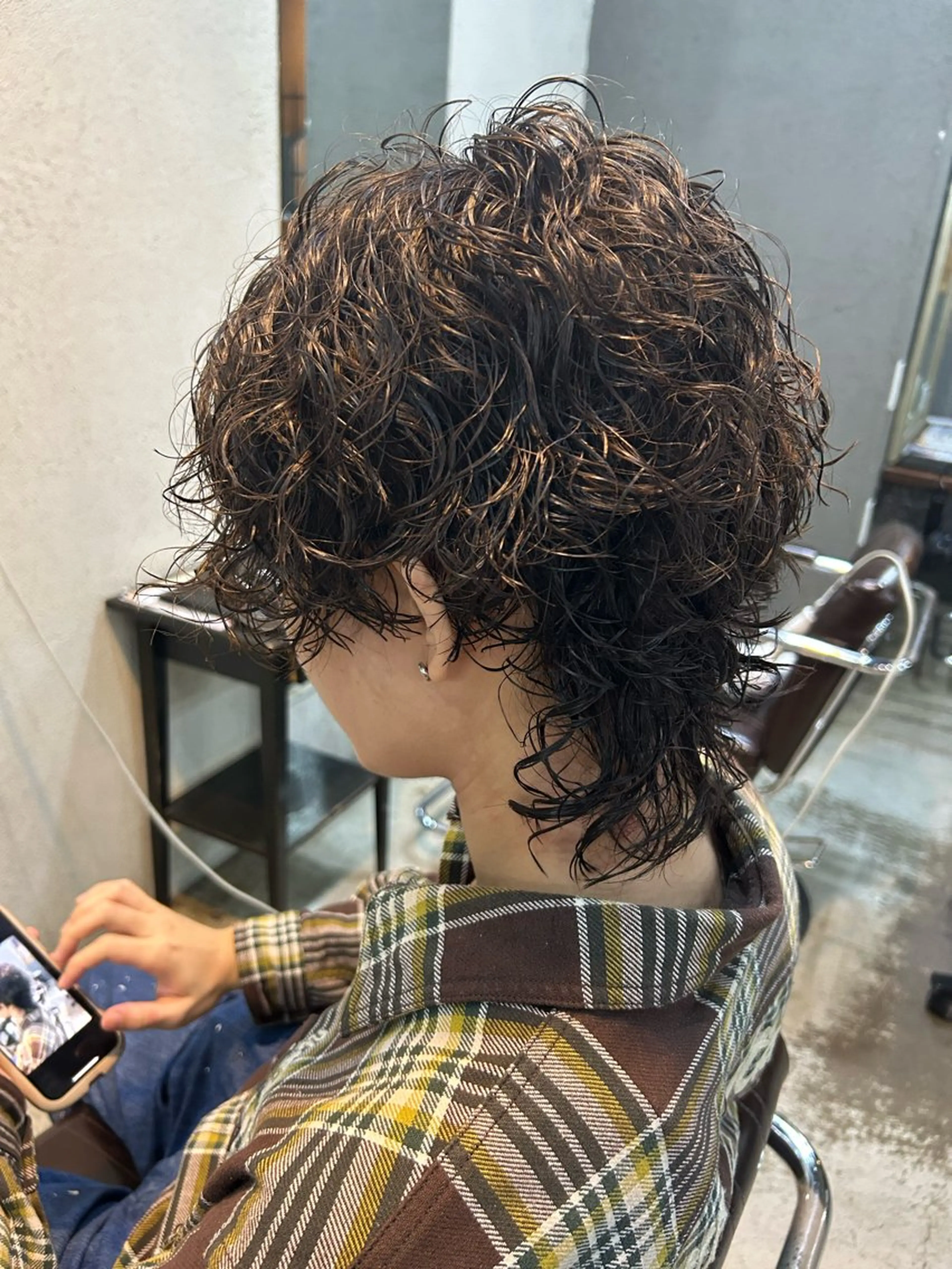 ミディアム パーマ メンズ ミディアムパーマ メンズパーマ メンズウルフカット ウルフカット スパイラルパーマ カット パーマ 桜田 修未のヘアスタイル