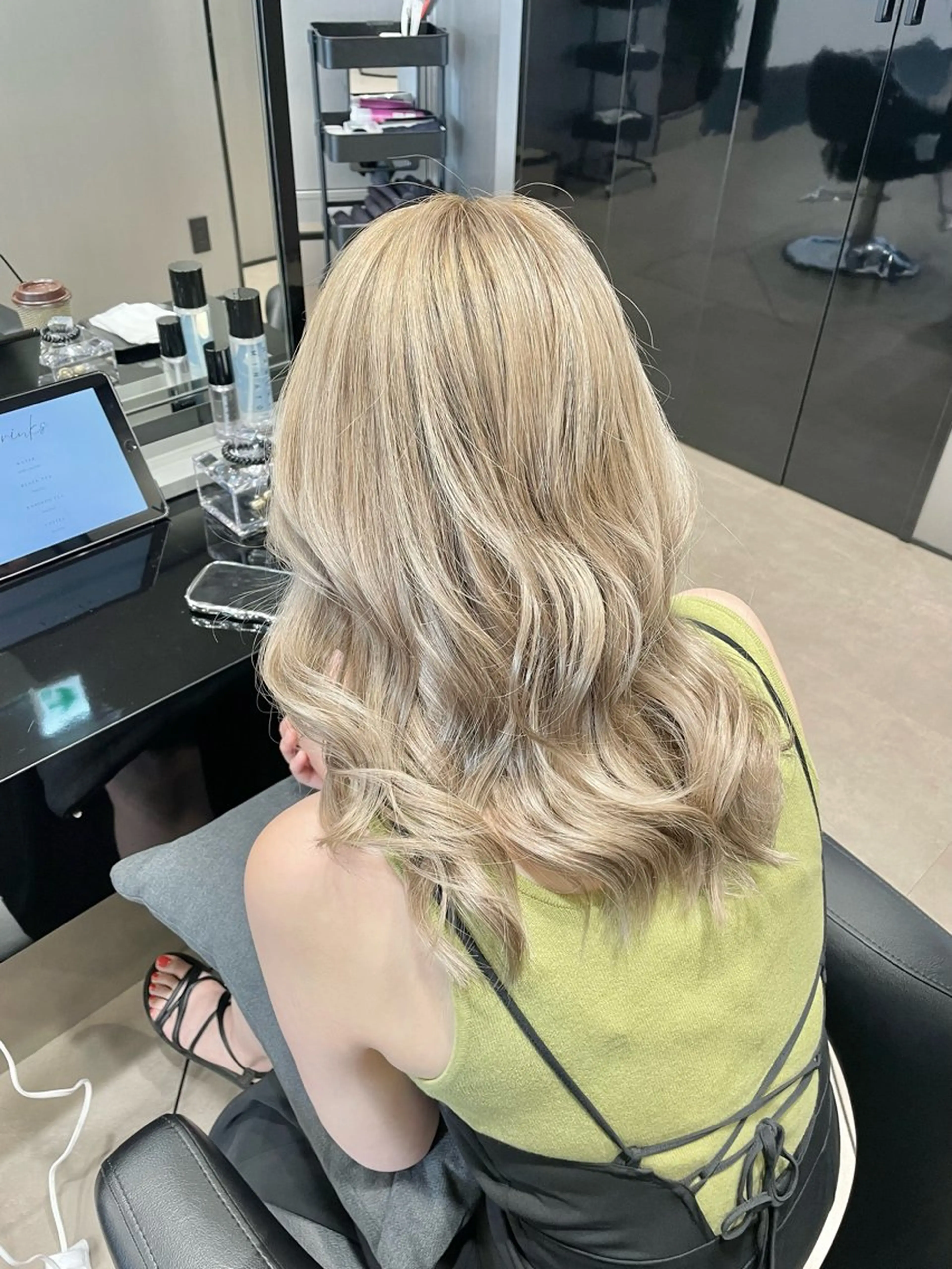 ミディアム カラー ブリーチ ブリーチなしカラー 似合わせカット カット ヘアカラー トリートメント 井本翔太.髪質改善. ベージュ.グレージュのヘアスタイル