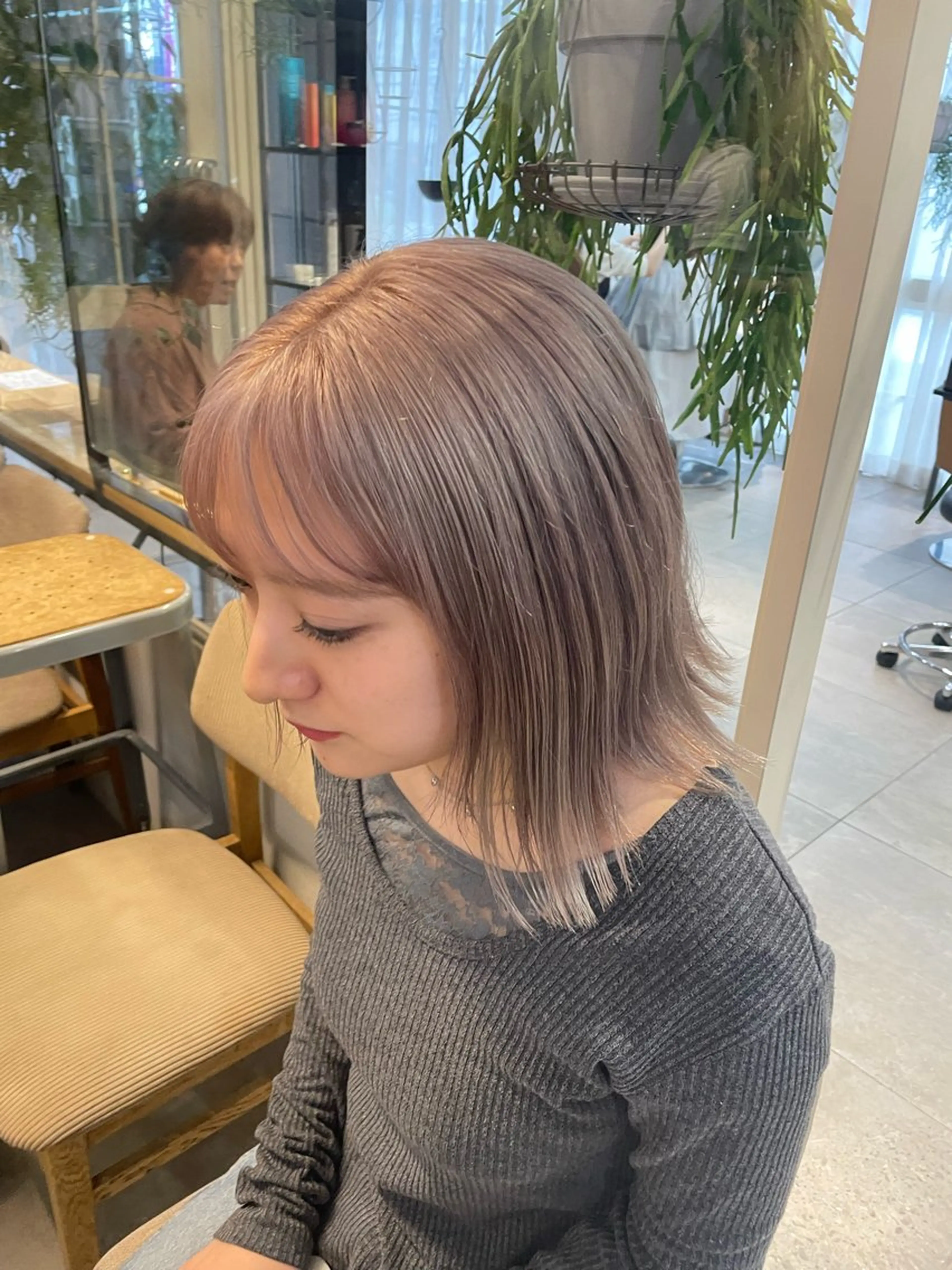 ショート カラー カット ヘアカラー トリートメント ミルクティー× グレージュMOMOのヘアスタイル