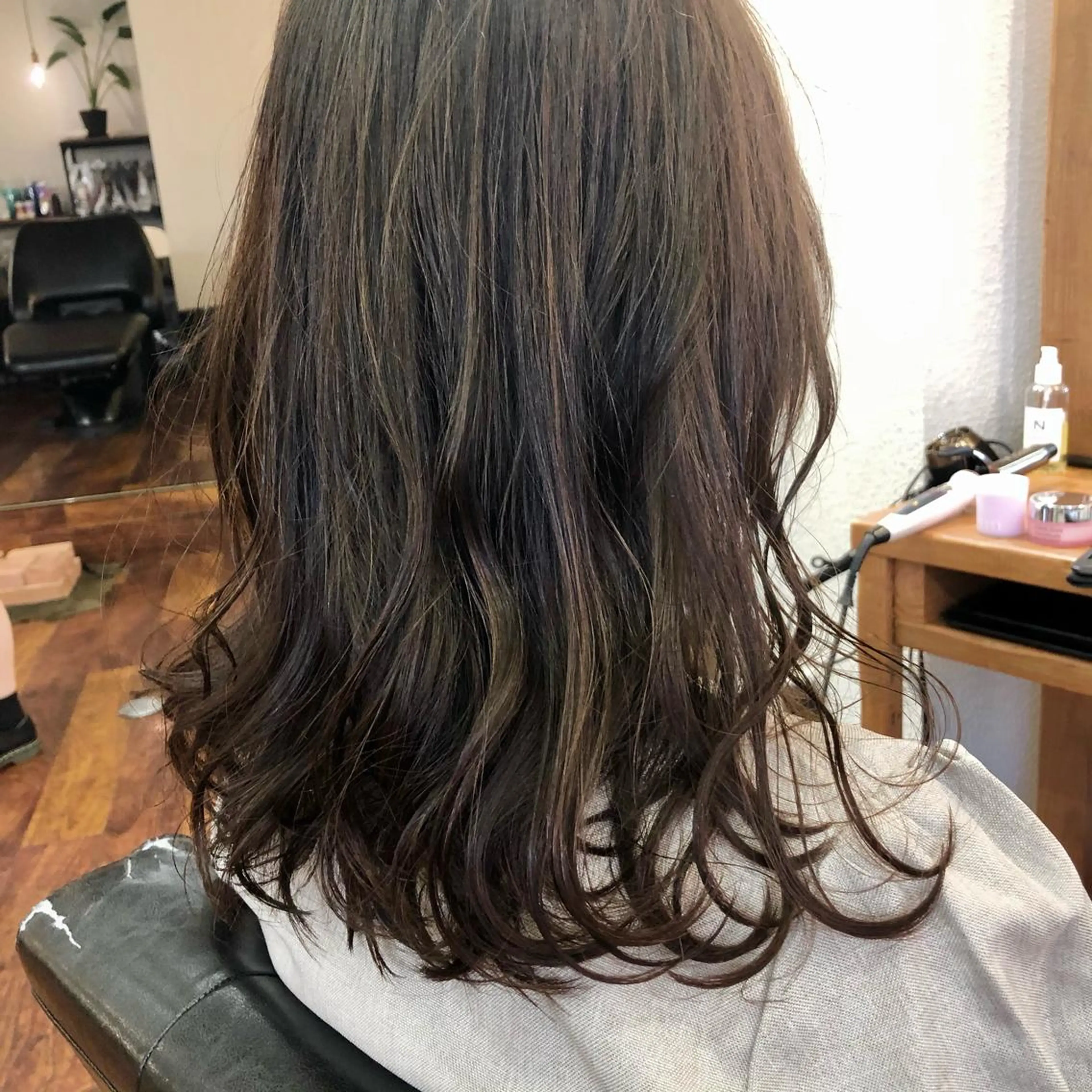 ミディアム カラー アッシュ ハイライトカラー イルミナカラー インナーカラー ハイライト カット ヘアカラー トリートメント 江上拓郎/ショート /酸性ストレートのヘアスタイル