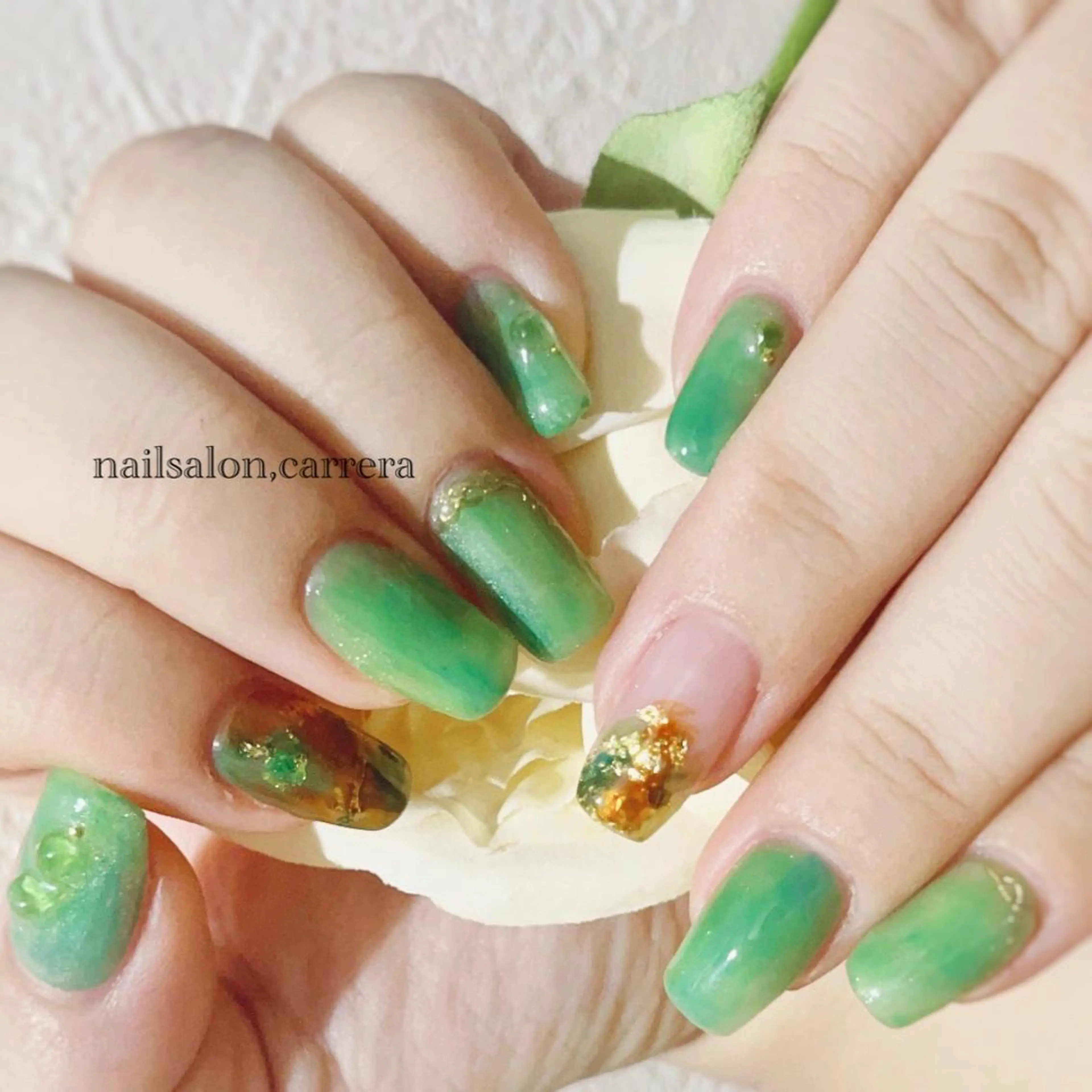 ネイル グリーン ニュアンスネイル ハンドネイル Bon Amieのネイルデザイン