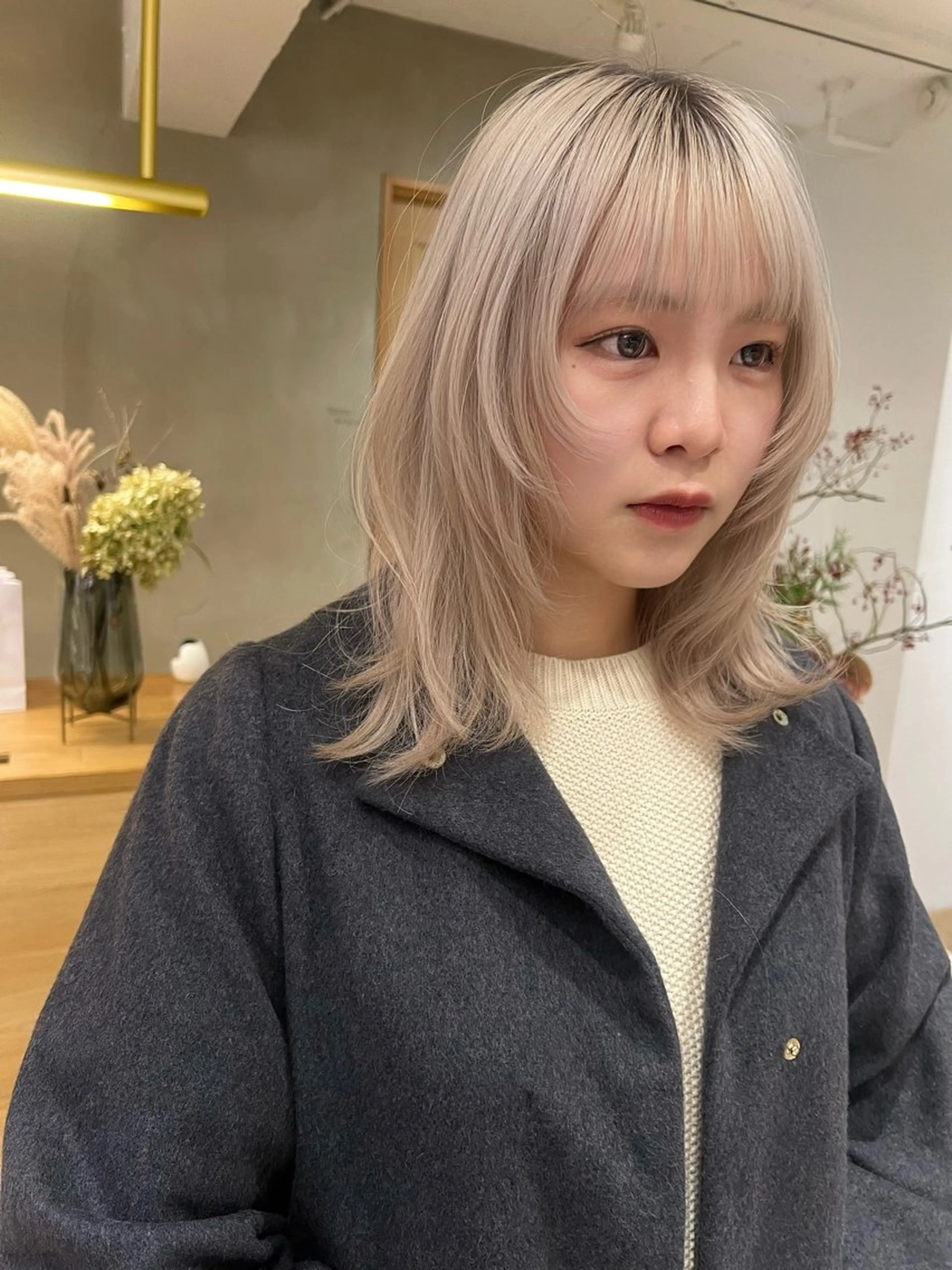 ミディアム カラー ヘアアレンジ 透明感カラー ハイトーンカラー 顔まわりレイヤー 髪質改善 韓国風ヘア 似合わせレイヤー ＆透明感カラーのヘアスタイル