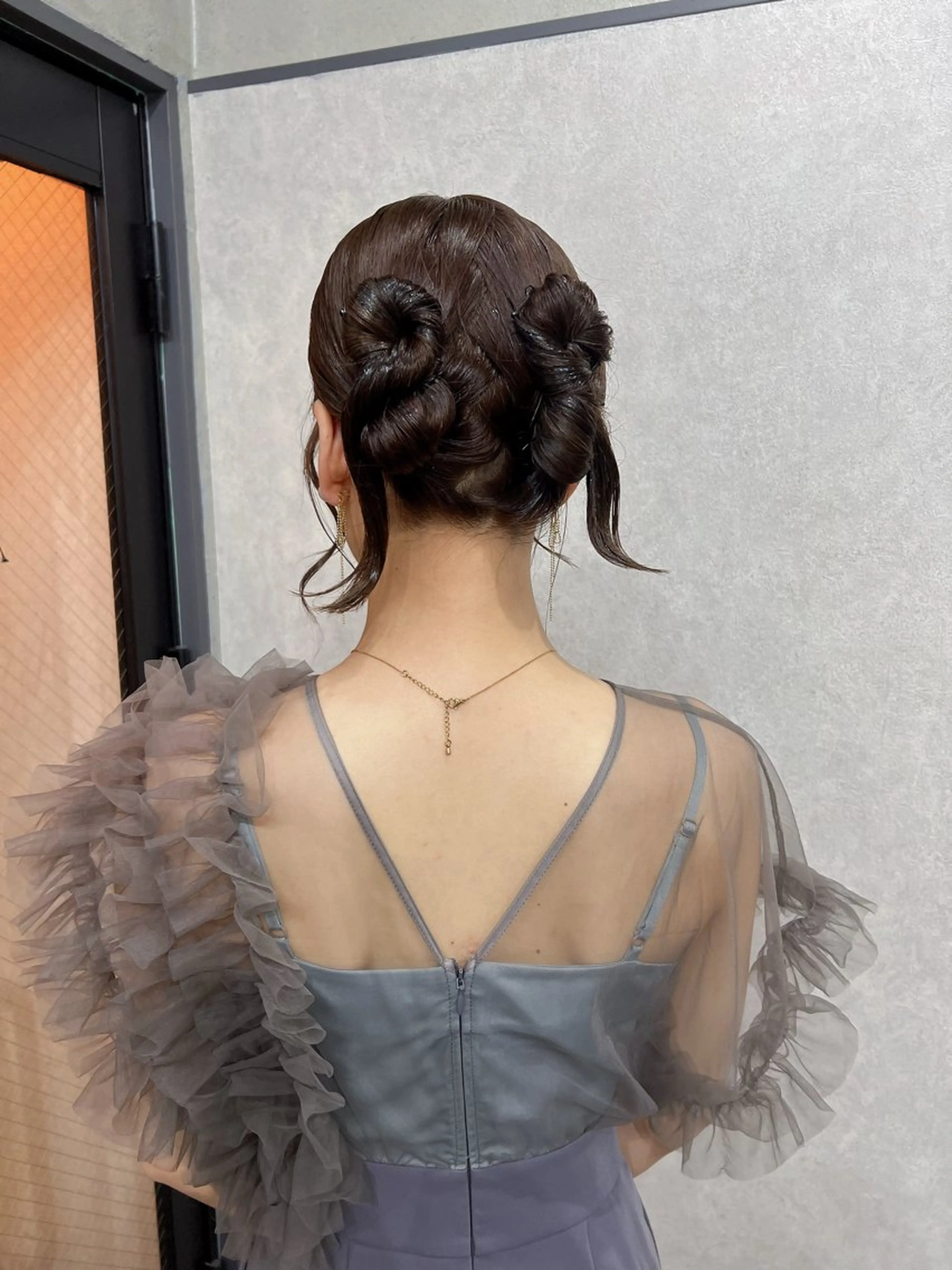 セミロング ヘアアレンジ 結婚式・ブライダル セミロングパーマ ボブ 顔周りカット ヘアセット YUI ハイトーンカラーのヘアスタイル