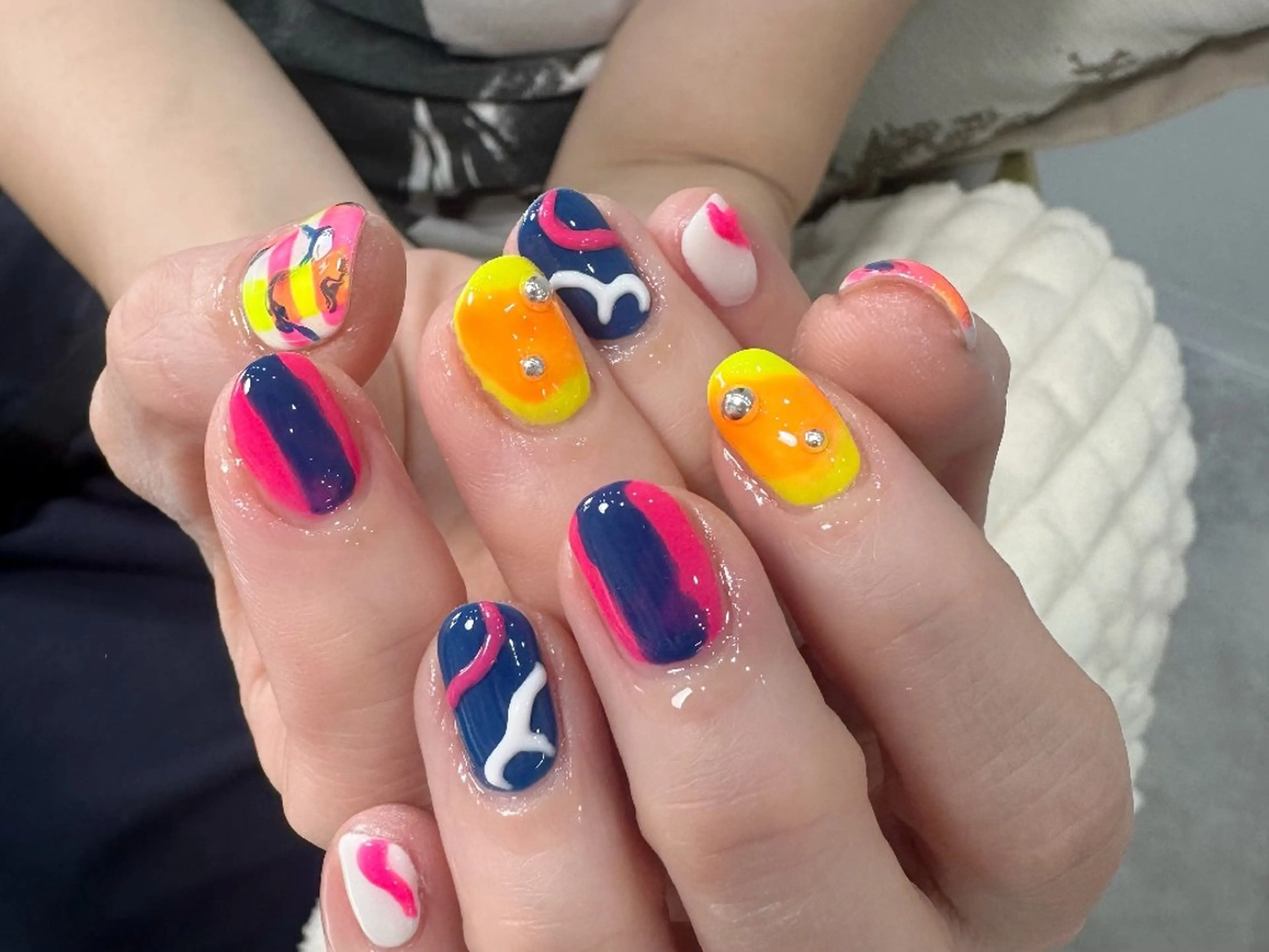 ネイル チークネイル フレンチネイル ジェルネイル ガーリー キラキラネイル ハンドネイル UM Nail Salonのネイルデザイン
