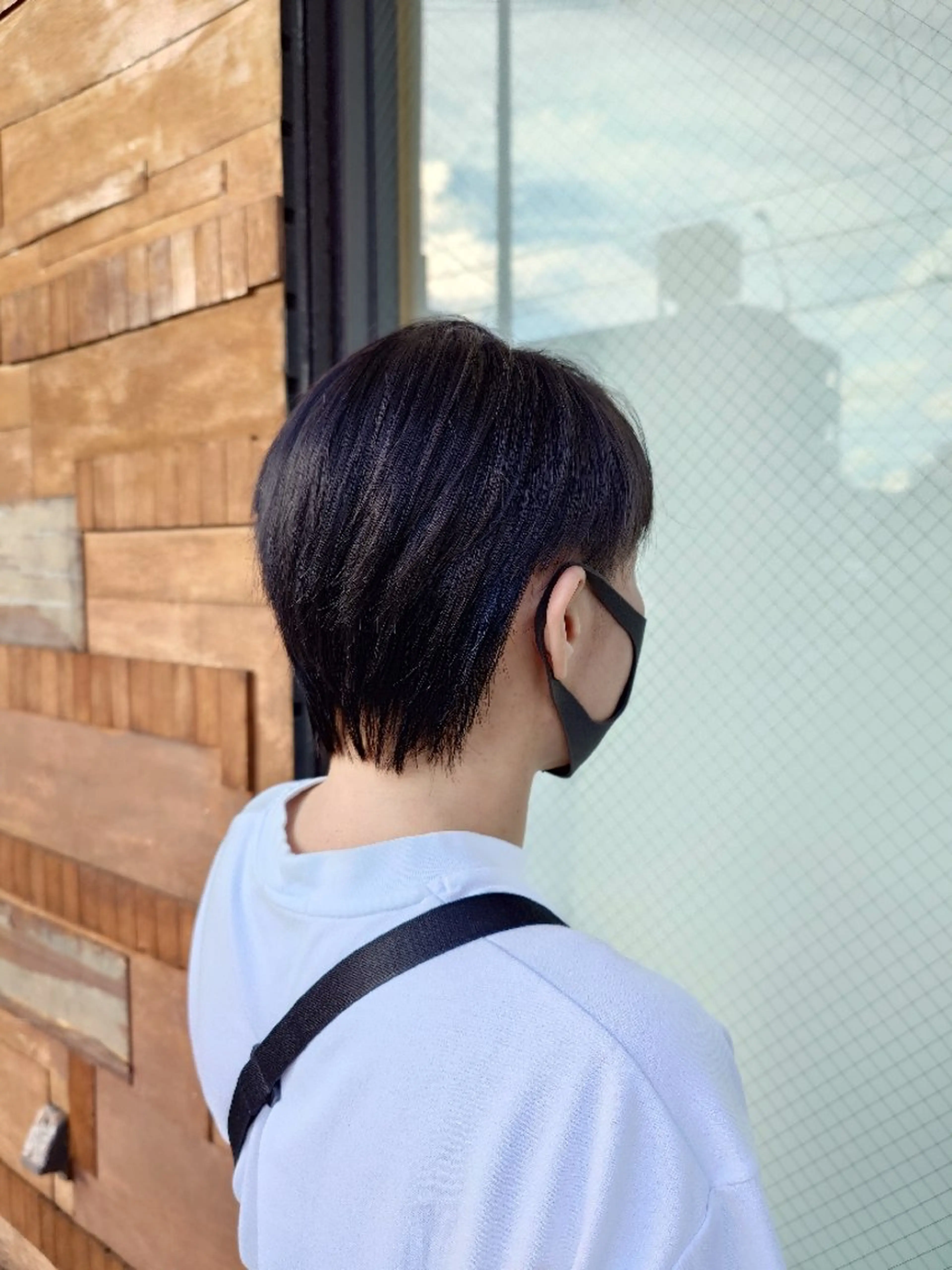 ショート カラー 黒髪 ブルーカラー ブルーブラック ダークグレー ツートーンカラー カット ヘアカラー トリートメント ｷﾝｼﾞｮｳ ｴﾅﾐのヘアスタイル