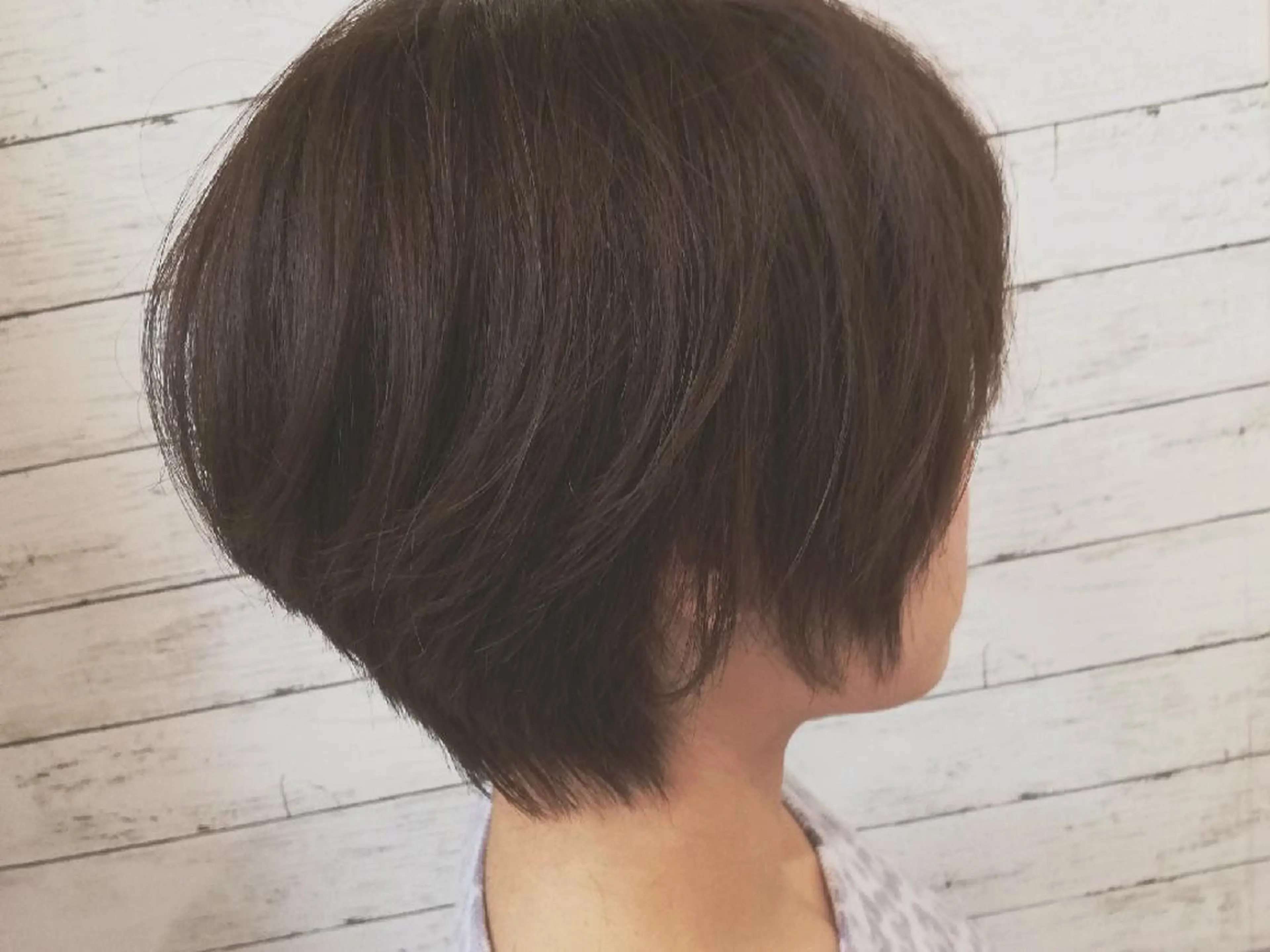 ショート ショートヘア 🫧顔周りレイヤー/ ウルフ/縮毛/白倉のヘアスタイル