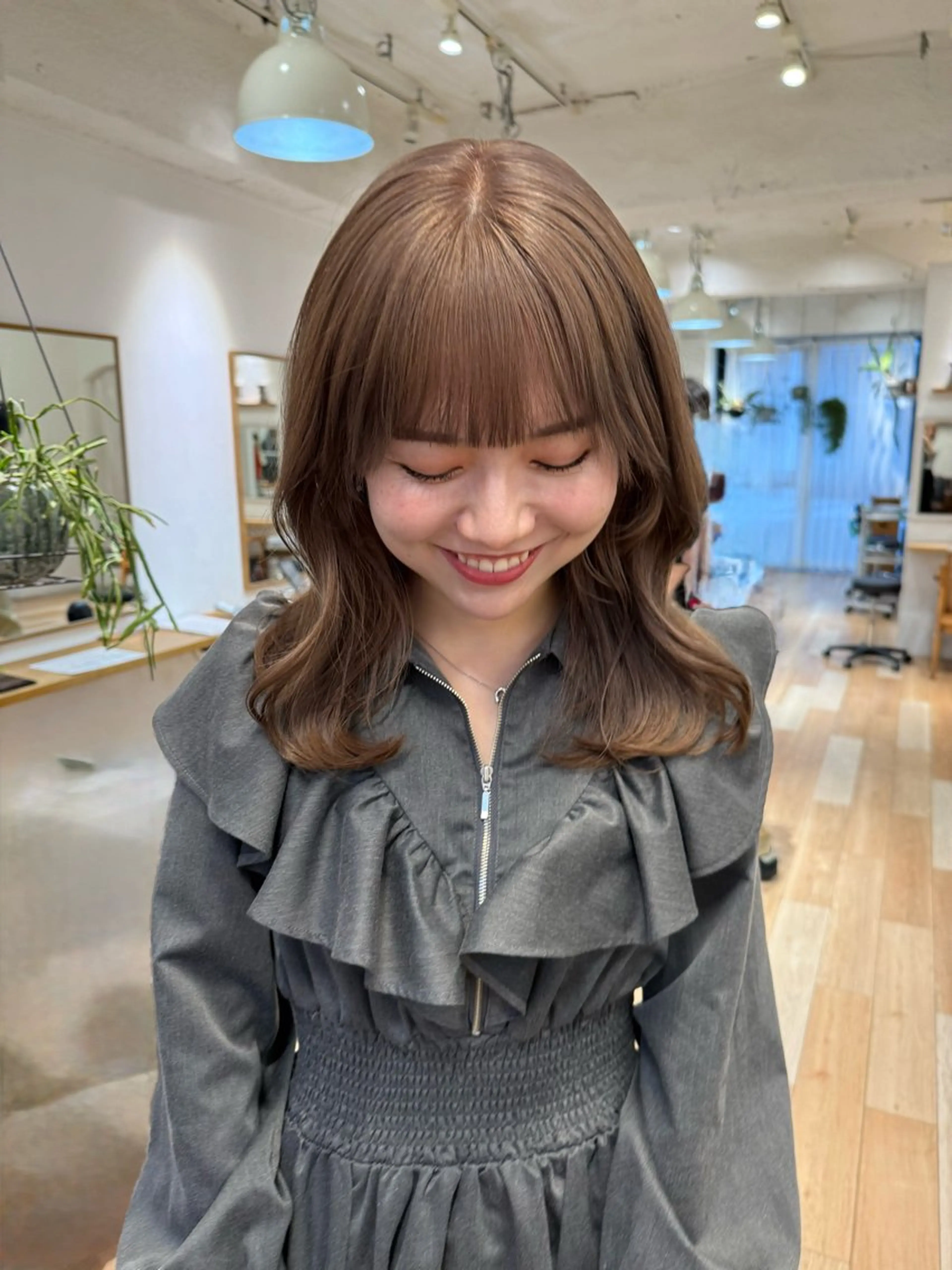 セミロング カラー ミルクティー× グレージュMOMOのヘアスタイル