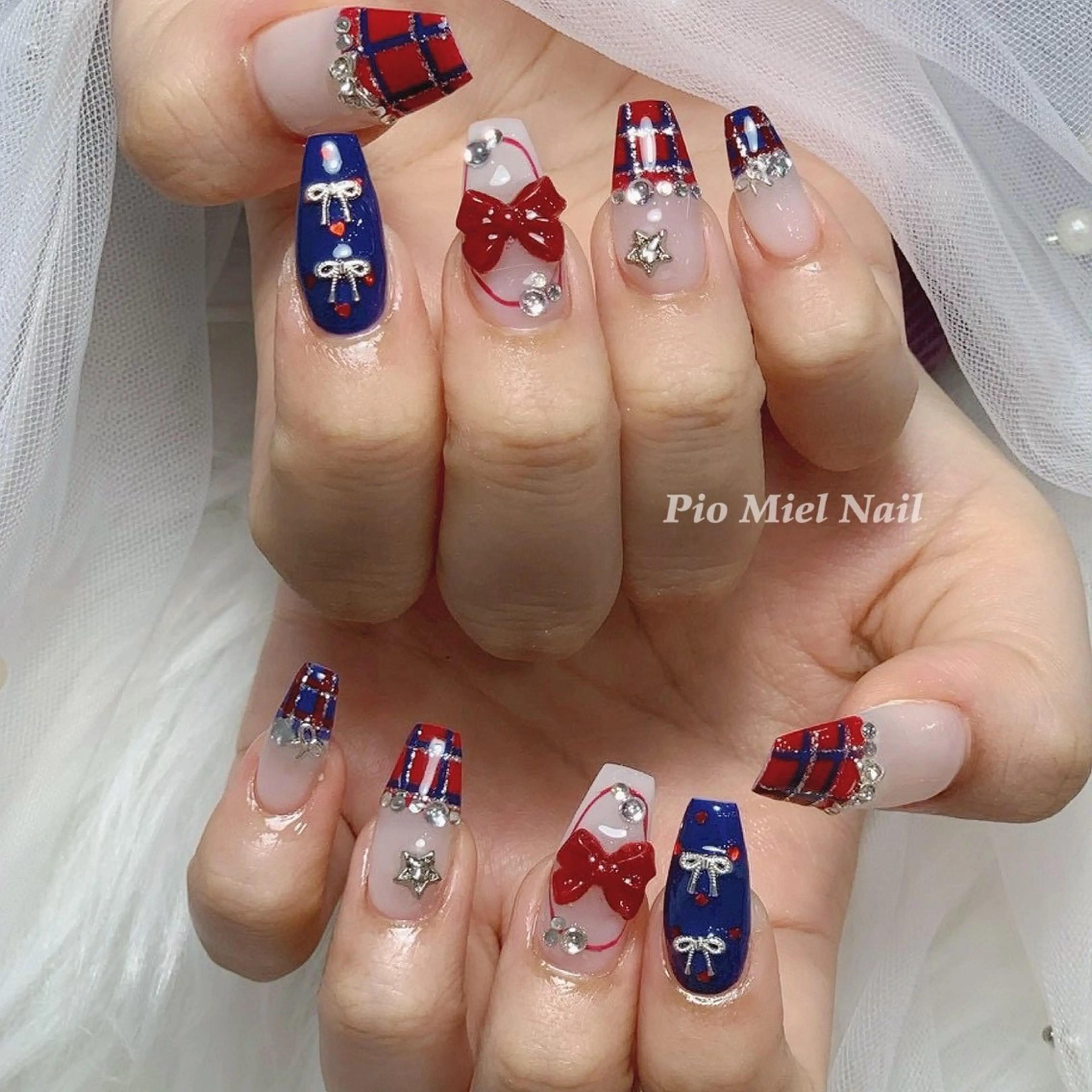 ネイル ガーリー ネイビー リボン ワンホンネイル 冬ネイル ハンドネイル HANA 長さだしのネイルデザイン