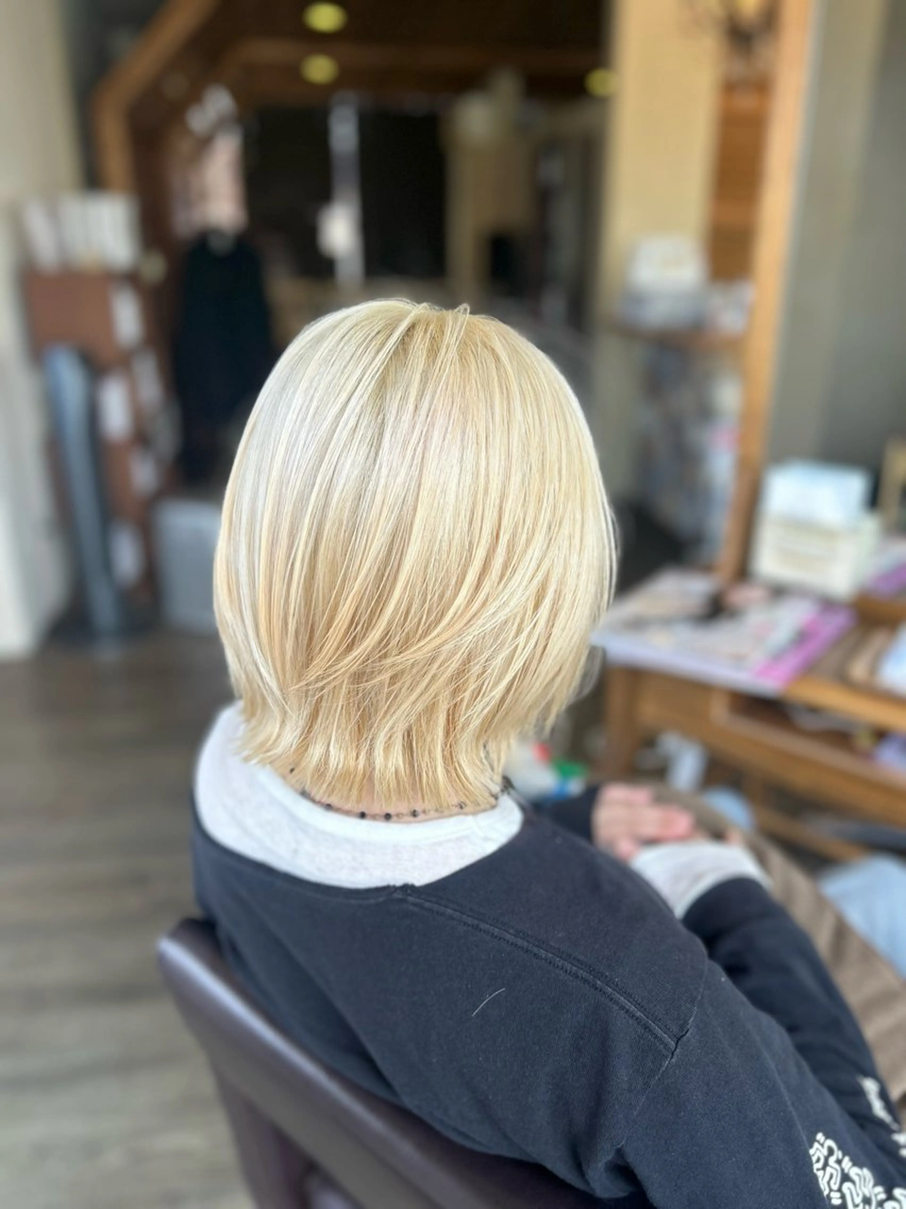 ミディアム カラー ブリーチ 抜きっぱなしブロンド ブロンド カット ヘアカラー 井上 花音のヘアスタイル