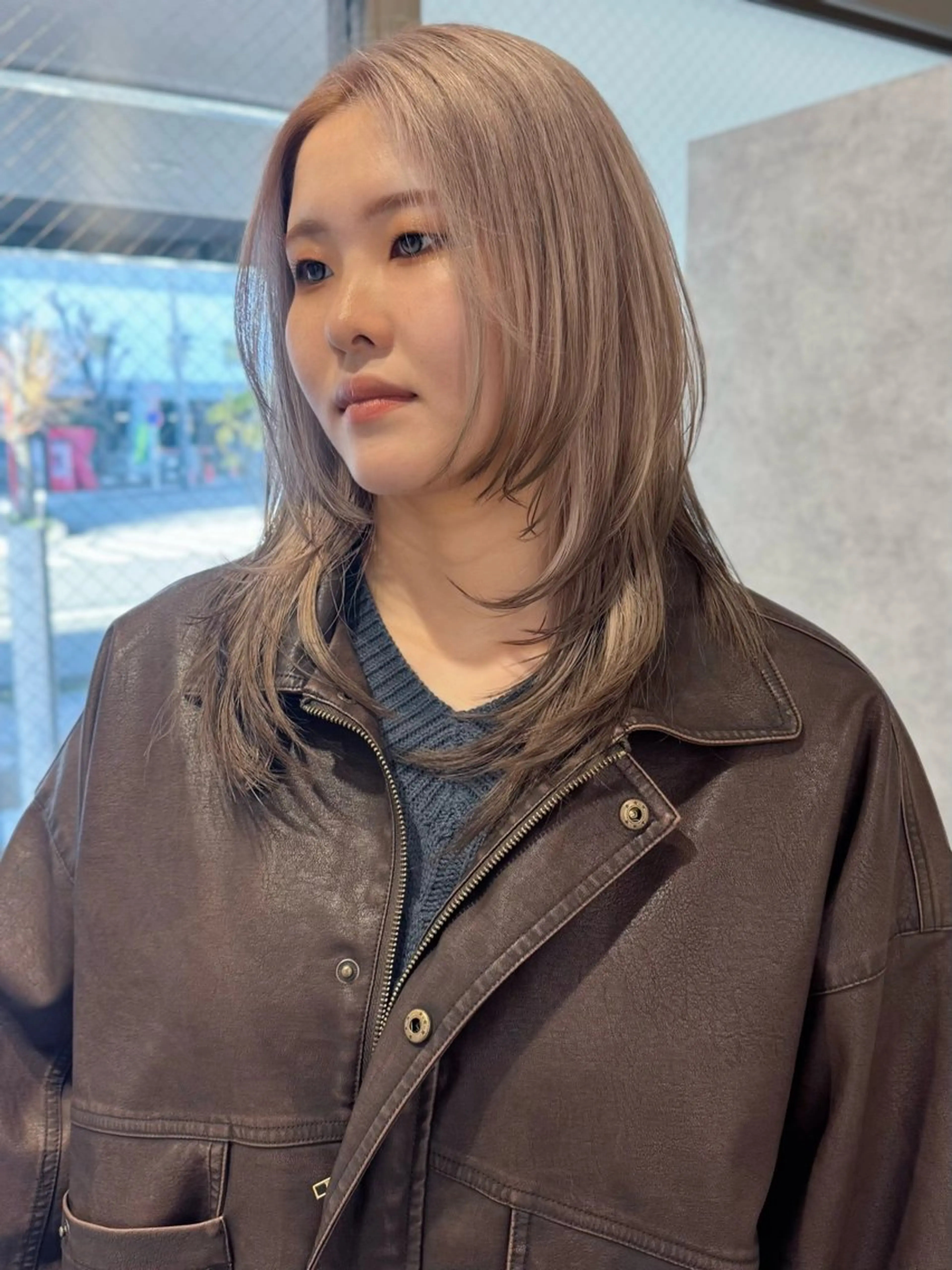 セミロング 垢抜け/レイヤー/ ハイトーン/アスナのヘアスタイル