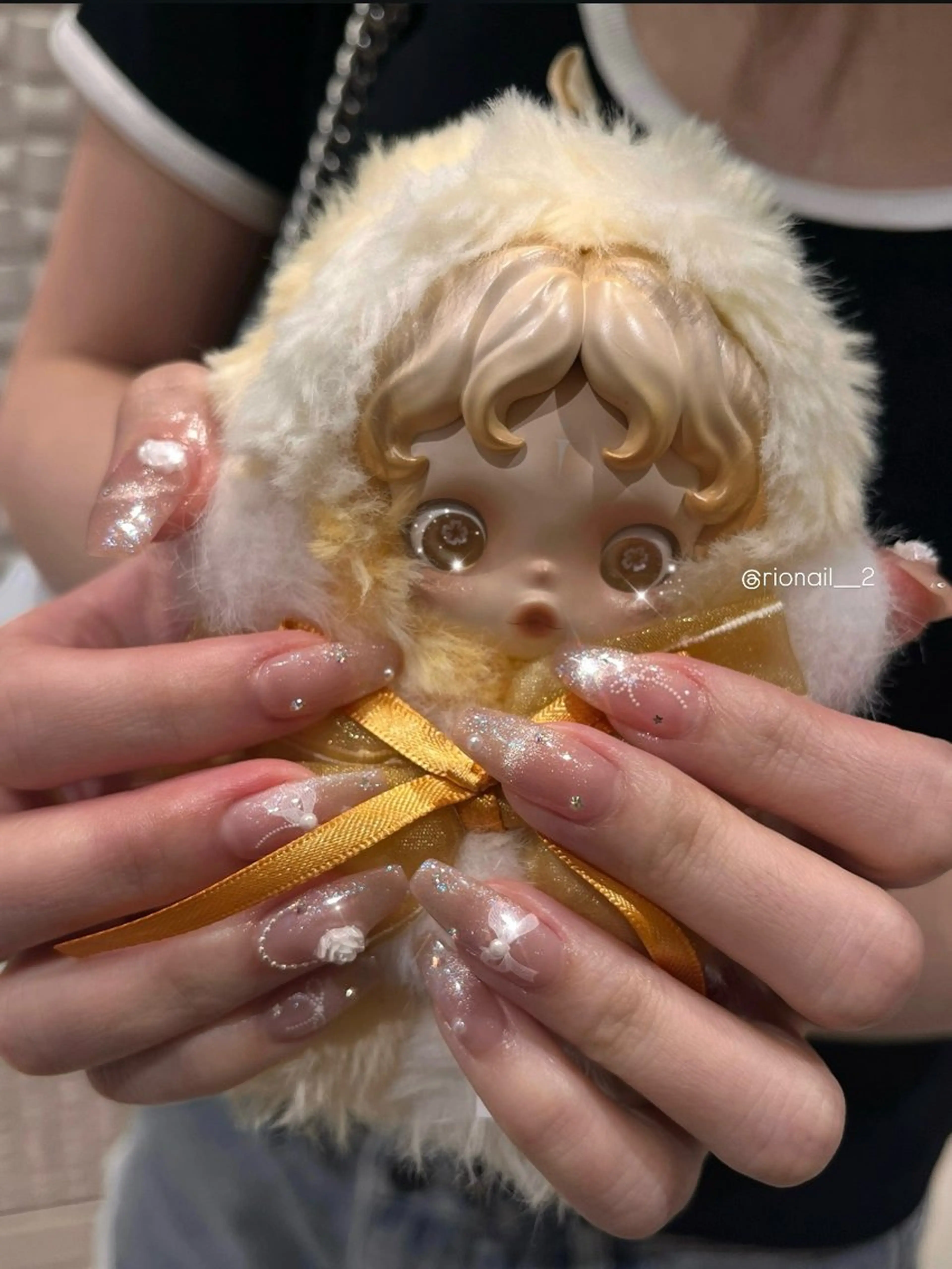 ネイル ハンドネイル 𝘙𝘪𝘰𝘯𝘢 ...🕯🤍のネイルデザイン