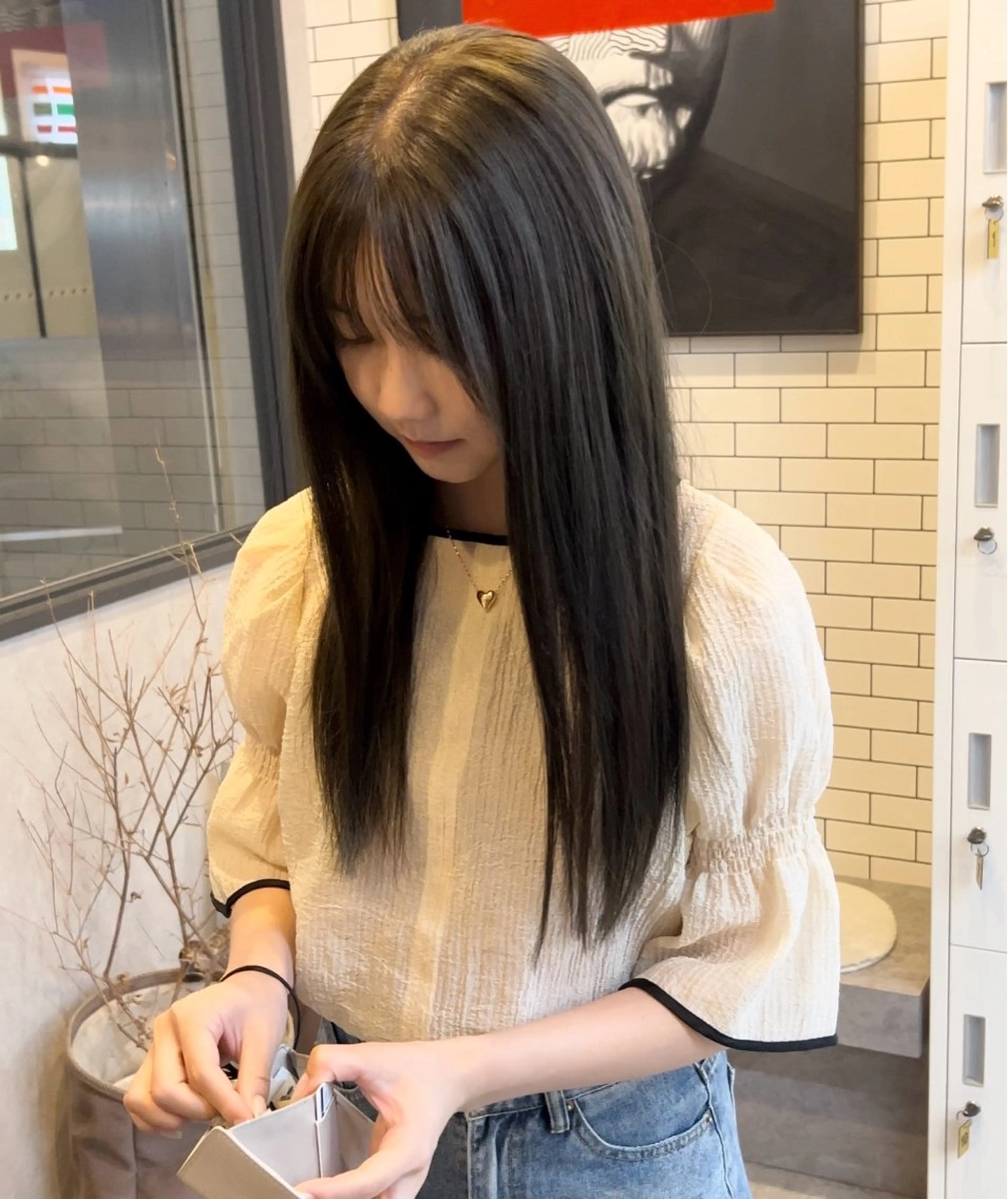 ロング カラー ベージュカラー オリーブベージュ カット ヘアカラー トリートメント いなみね はるきのヘアスタイル