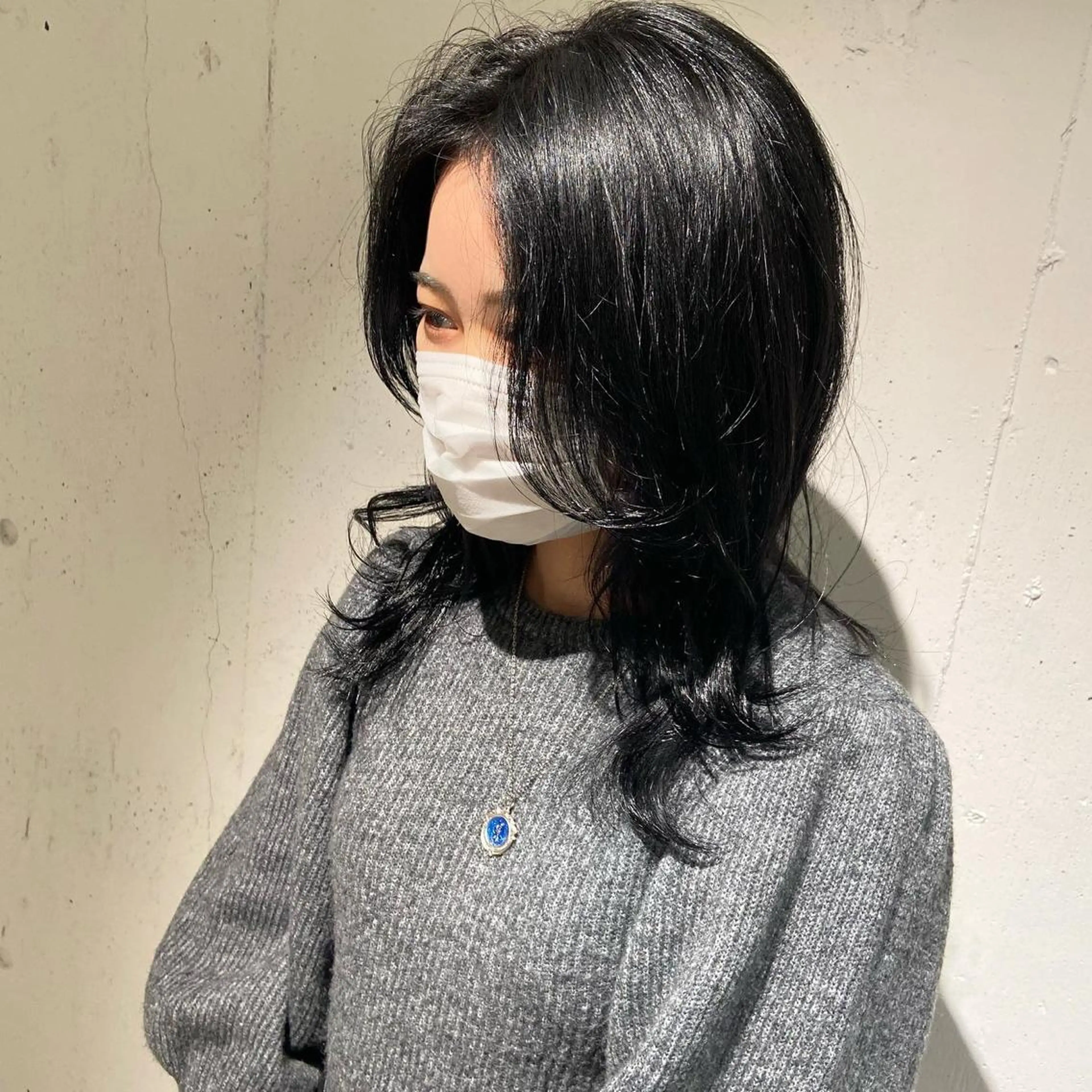 ミディアム カラー 黒髪 ブルーカラー ブルーブラック ブルーグレー インナーカラー カジュアルを女っぽく 𝗮𝘆𝗮𝗰𝗼のヘアスタイル