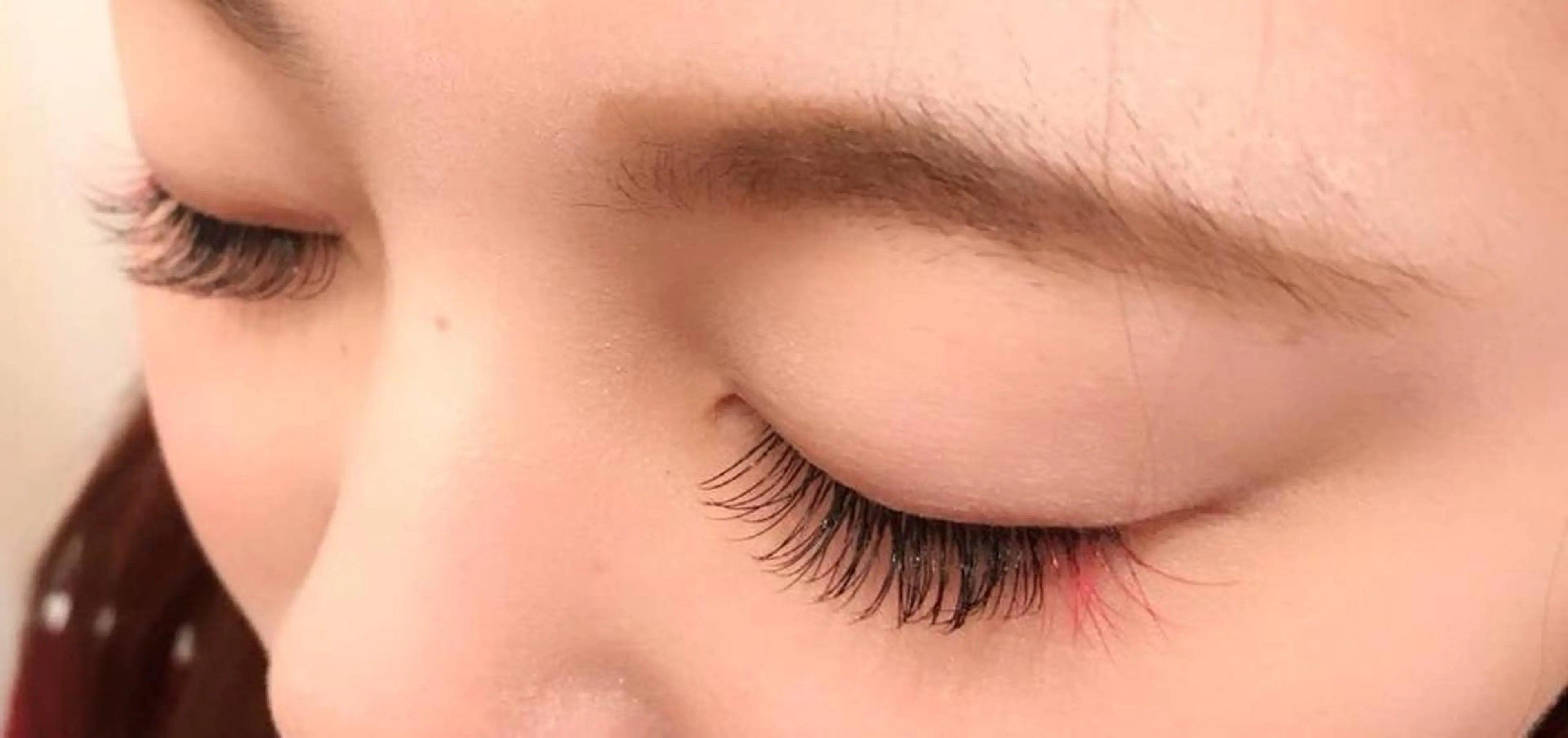マツエク・マツパ レイヤーカット✖️ 柔らかベージュカラーのヘアスタイル