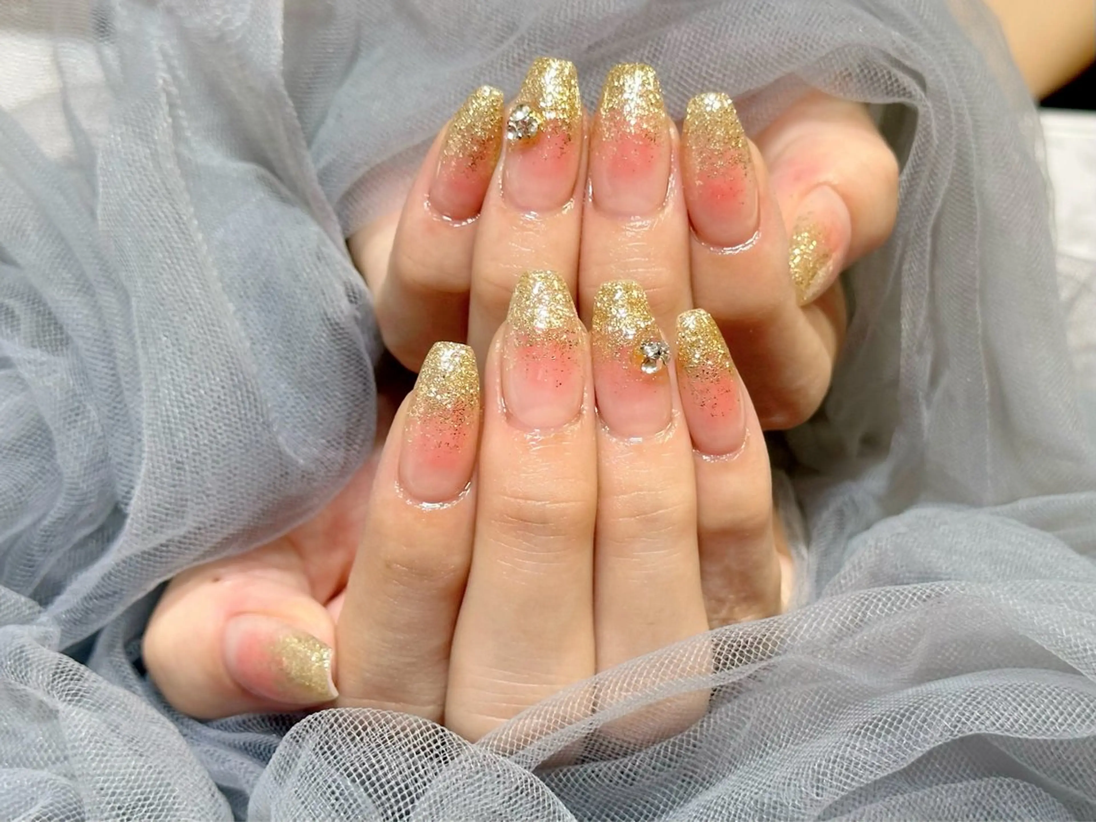 ネイル チークネイル ゴールド ラメ(グリッター) ラメグラデーション ハンドネイル Nail Salon KURELLYのネイルデザイン