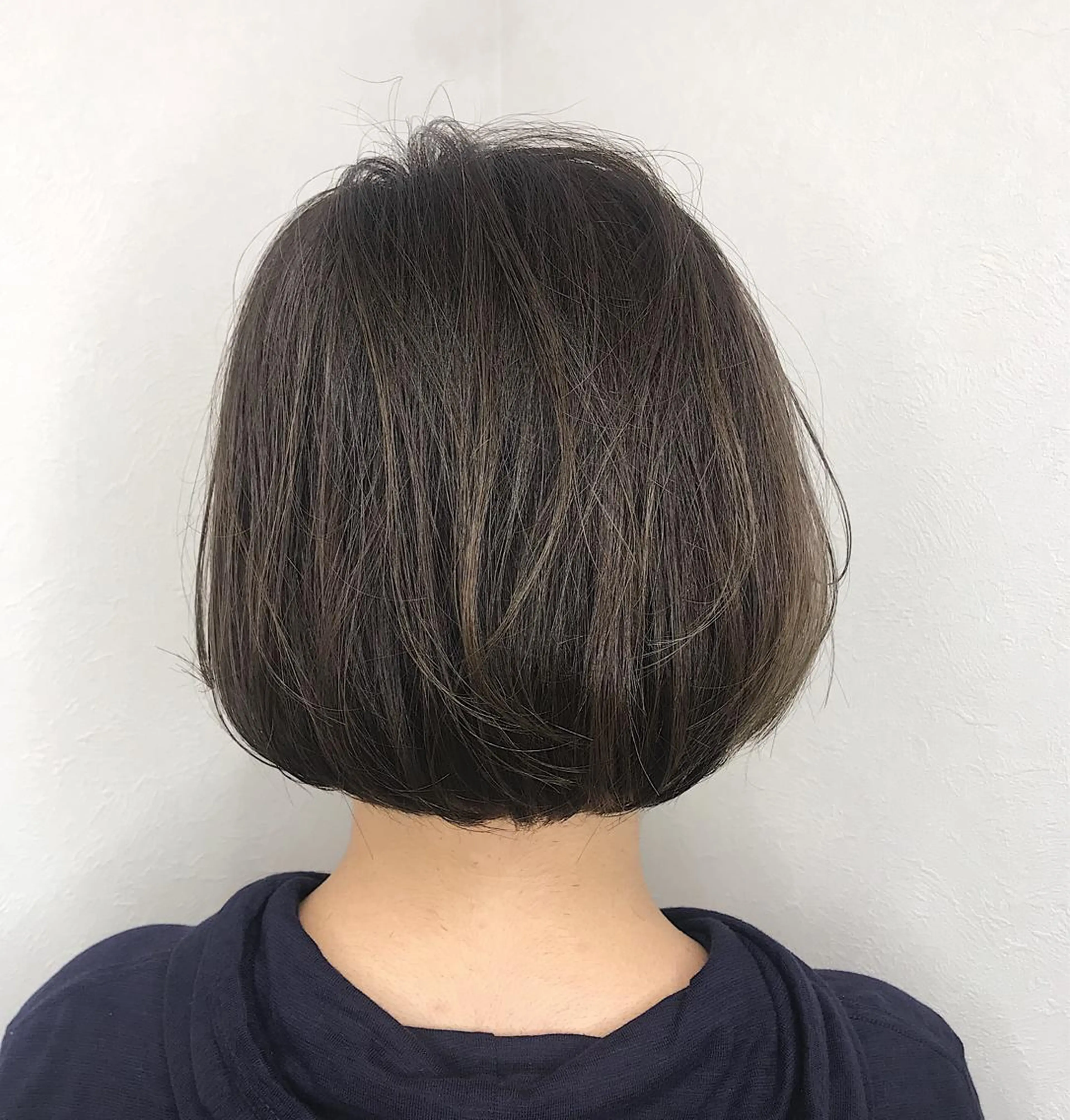 ショート カラー グレージュ カーキグレージュ ボブ カット ヘアカラー 柴田 祐輔のヘアスタイル