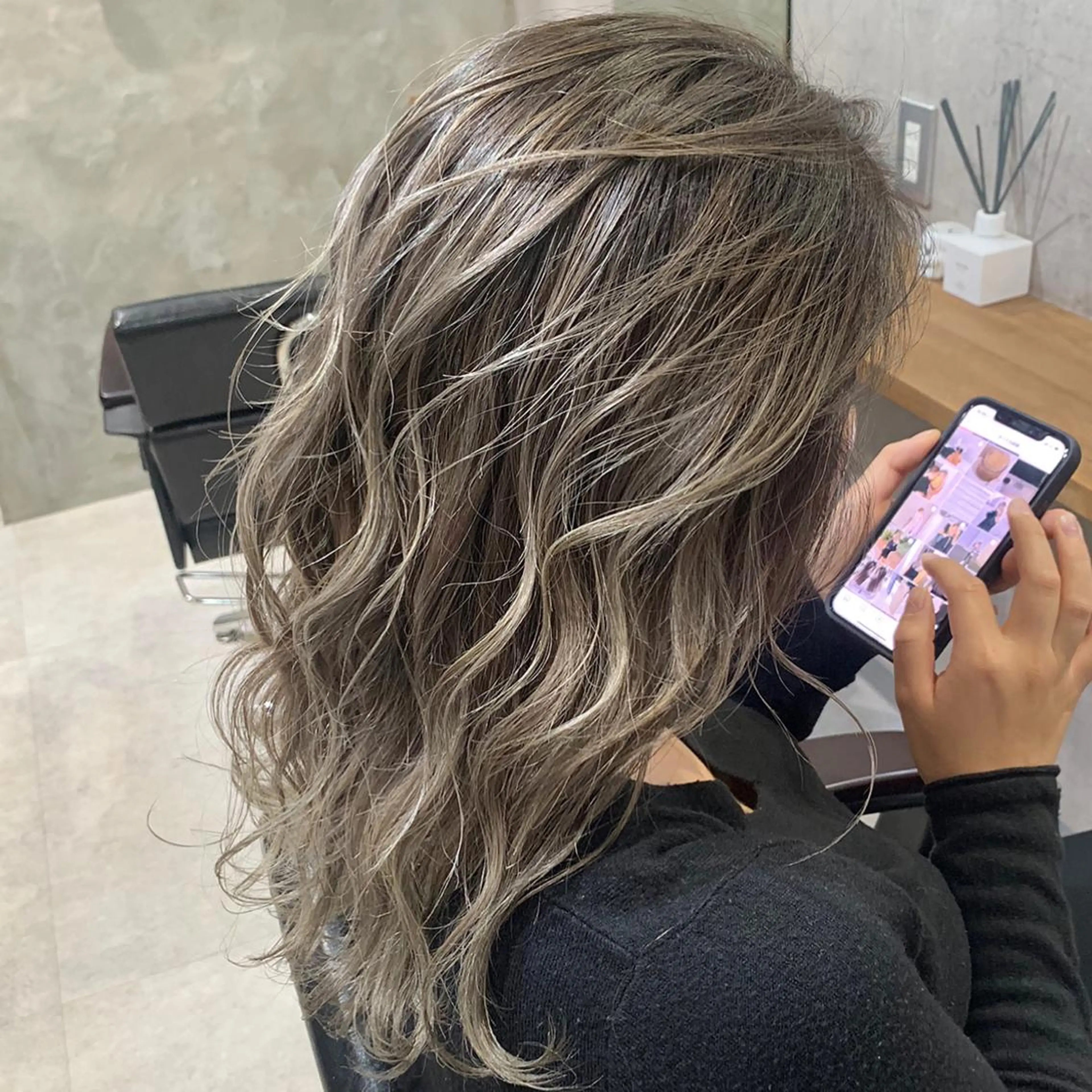 セミロング アッシュ ミストバング 外国人風カラー ハイライト かきあげバング ヘアカラー 松井那津子 /ハイライトブリーチのヘアスタイル