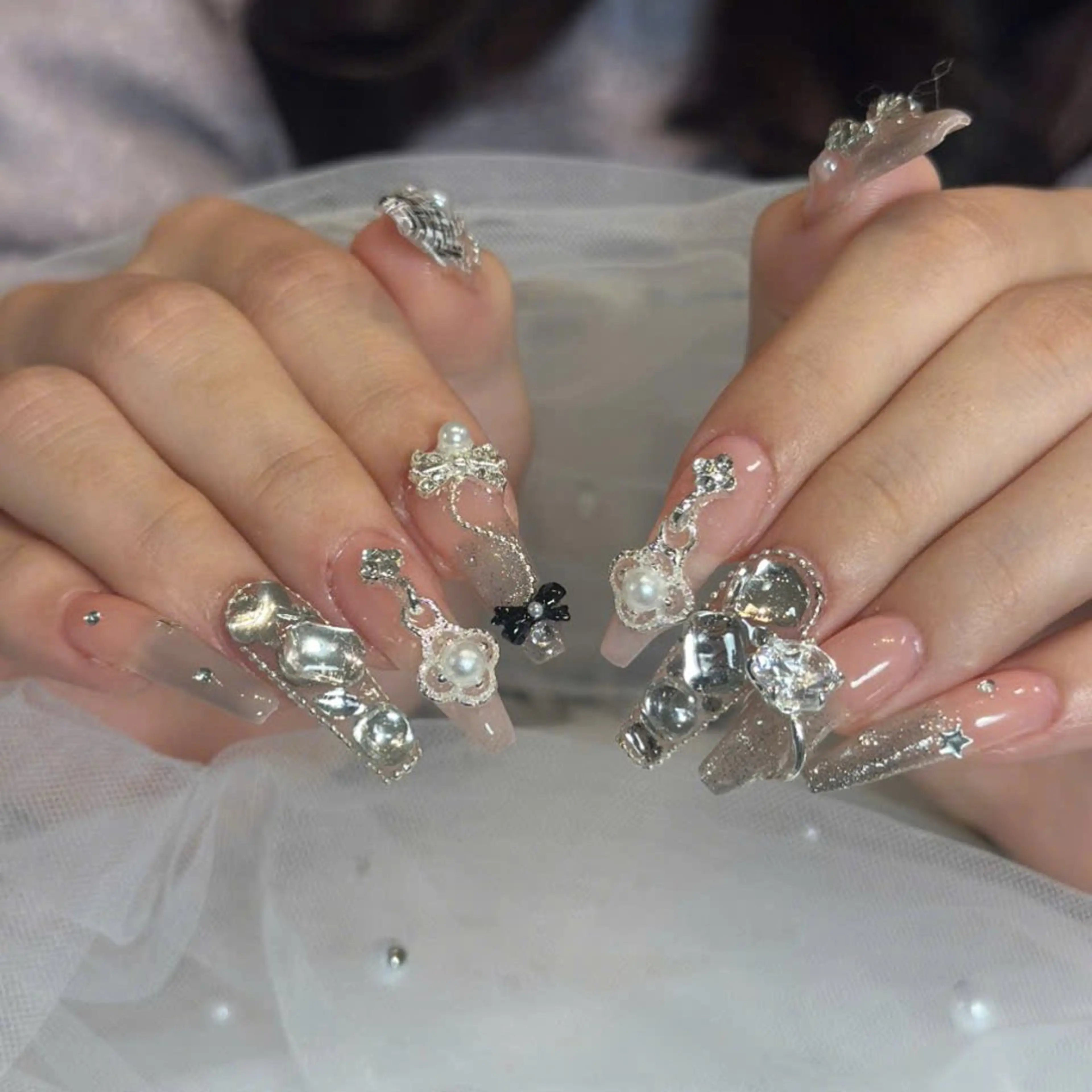 ネイル キラキラネイル 韓国ネイル ロングネイル リボン ストーンネイル ハンドネイル Haruki Nail Salonのネイルデザイン