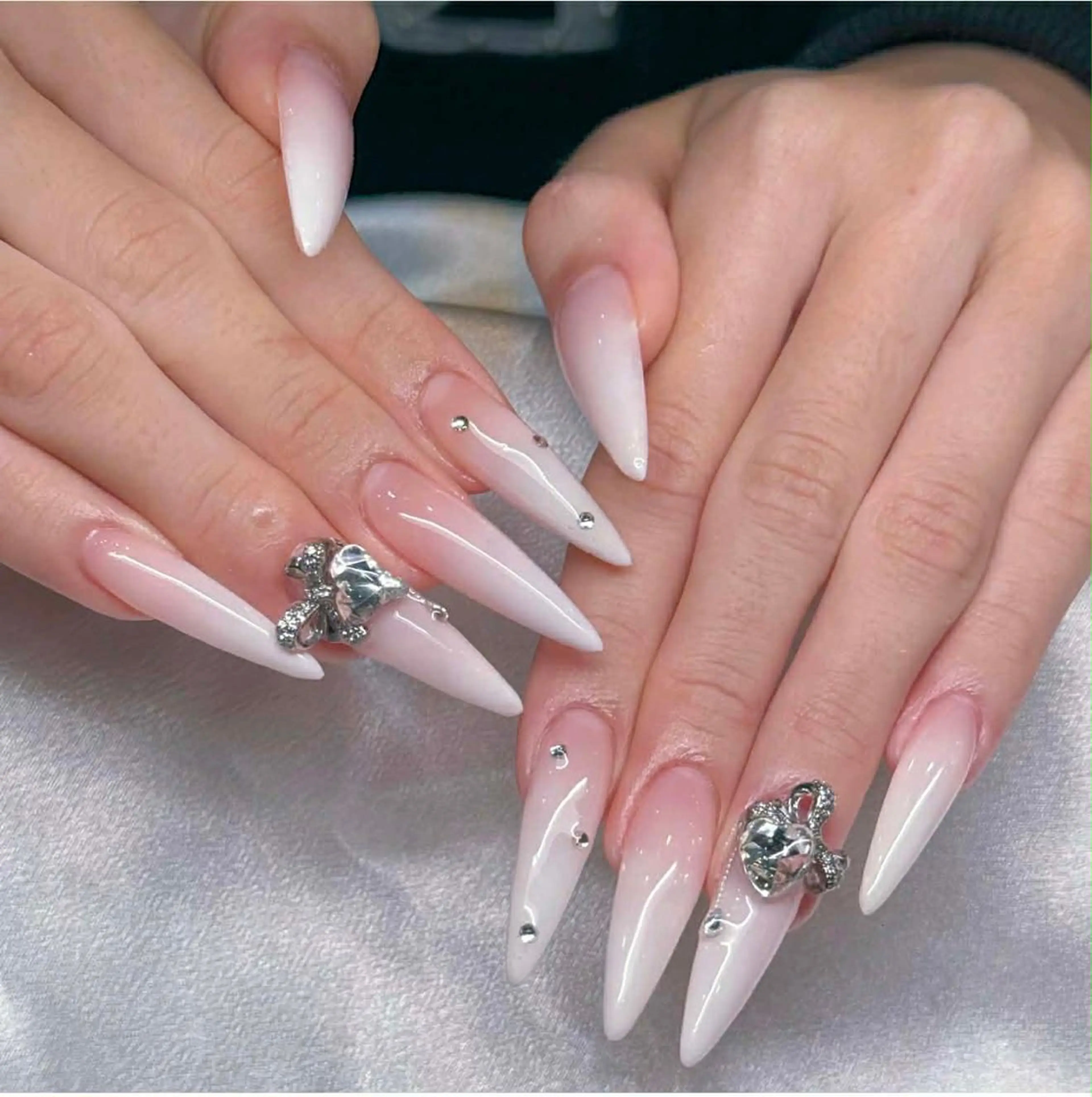 ネイル オーロラネイル ブルー チークネイル 長さ出し フットネイル ハンドネイル JIN 168 新大久保のネイルデザイン