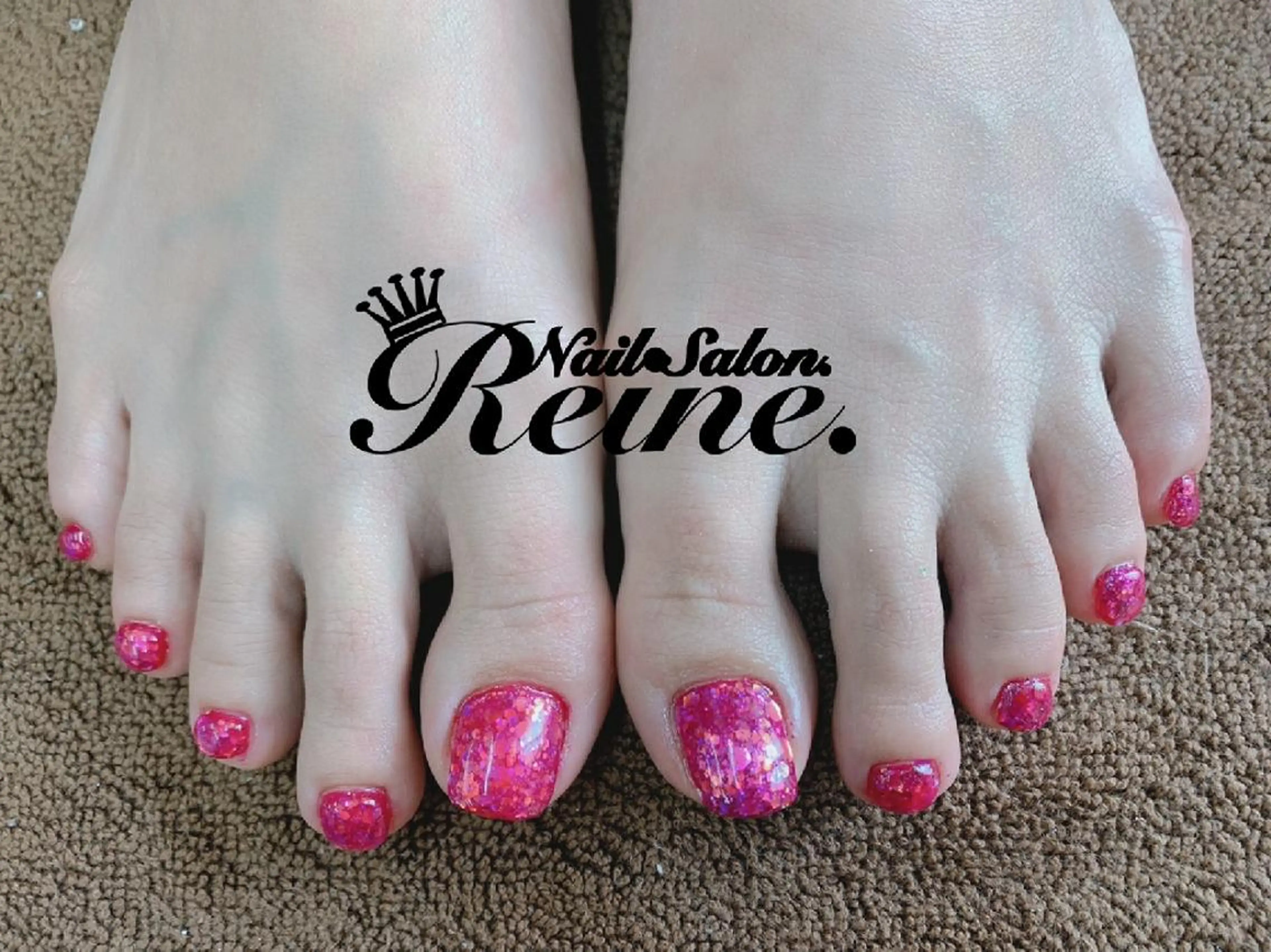ネイル フットネイル キラキラネイル ピンク 赤色 Nailsalon Reine所属・玉栄 伶奈のネイルデザイン