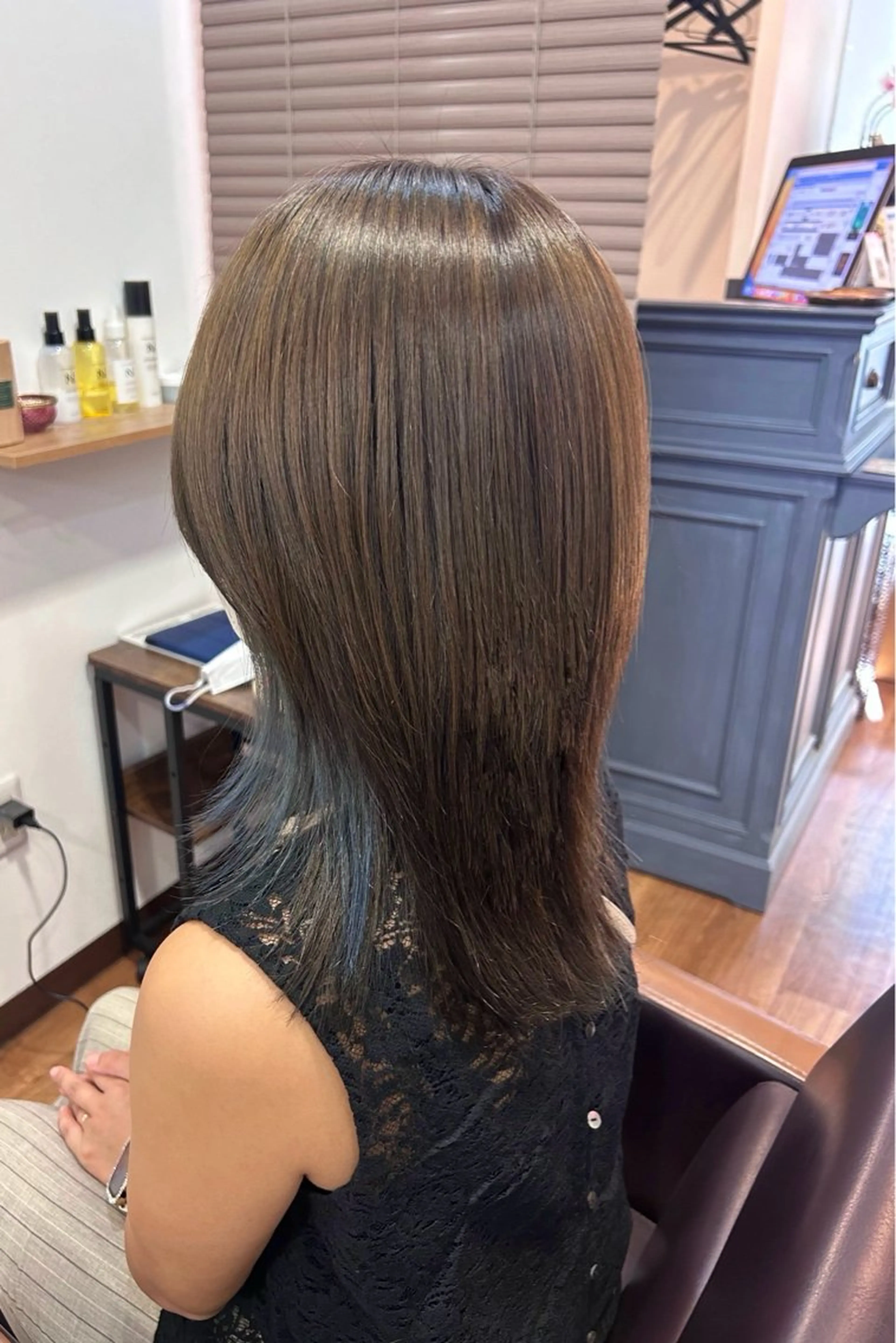 セミロング カラー アッシュ ブリーチ ブルーカラー 原田 歩実のヘアスタイル