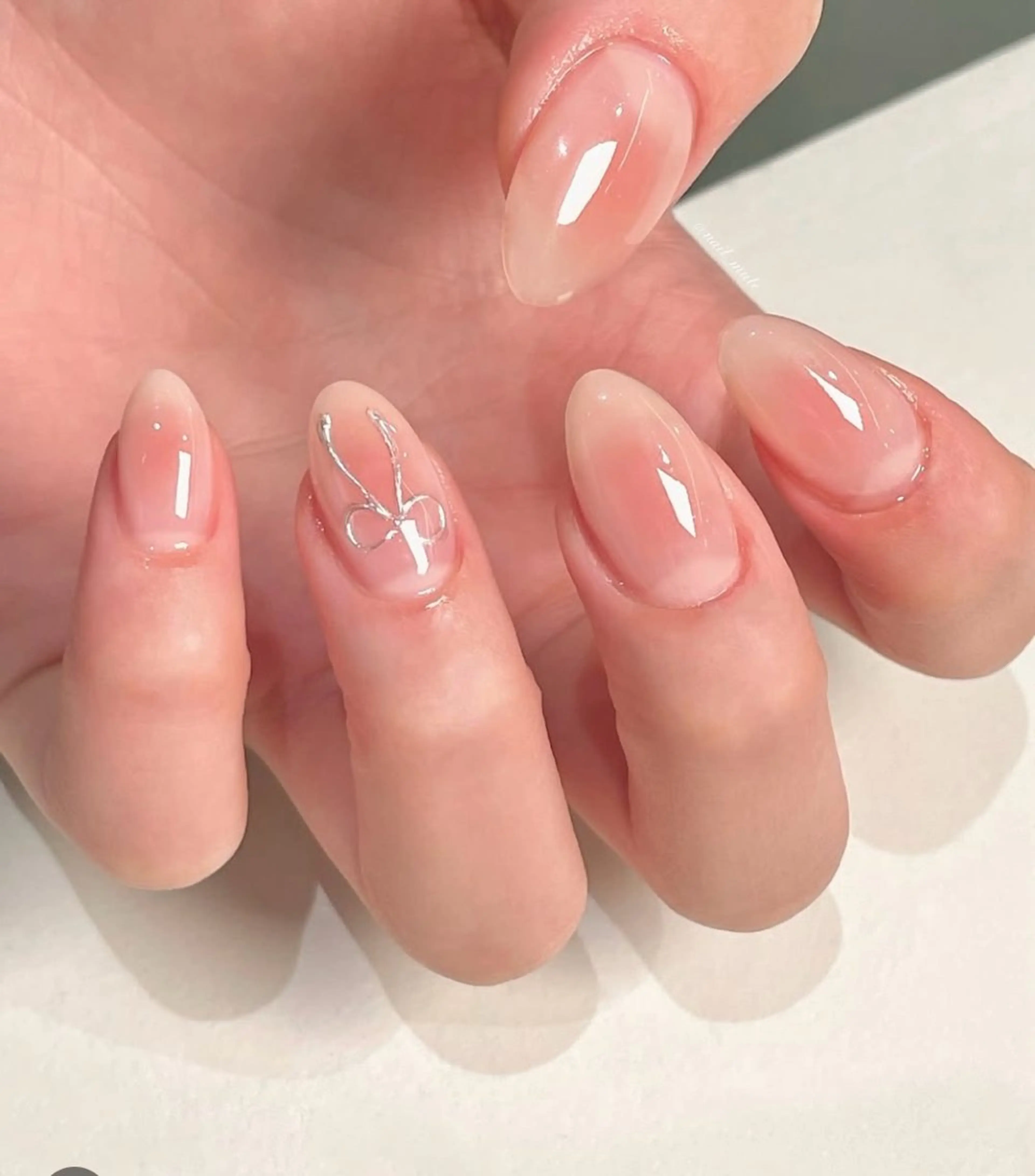 ネイル チークネイル リボン ハンドネイル JISOO ANA.CHUOのネイルデザイン