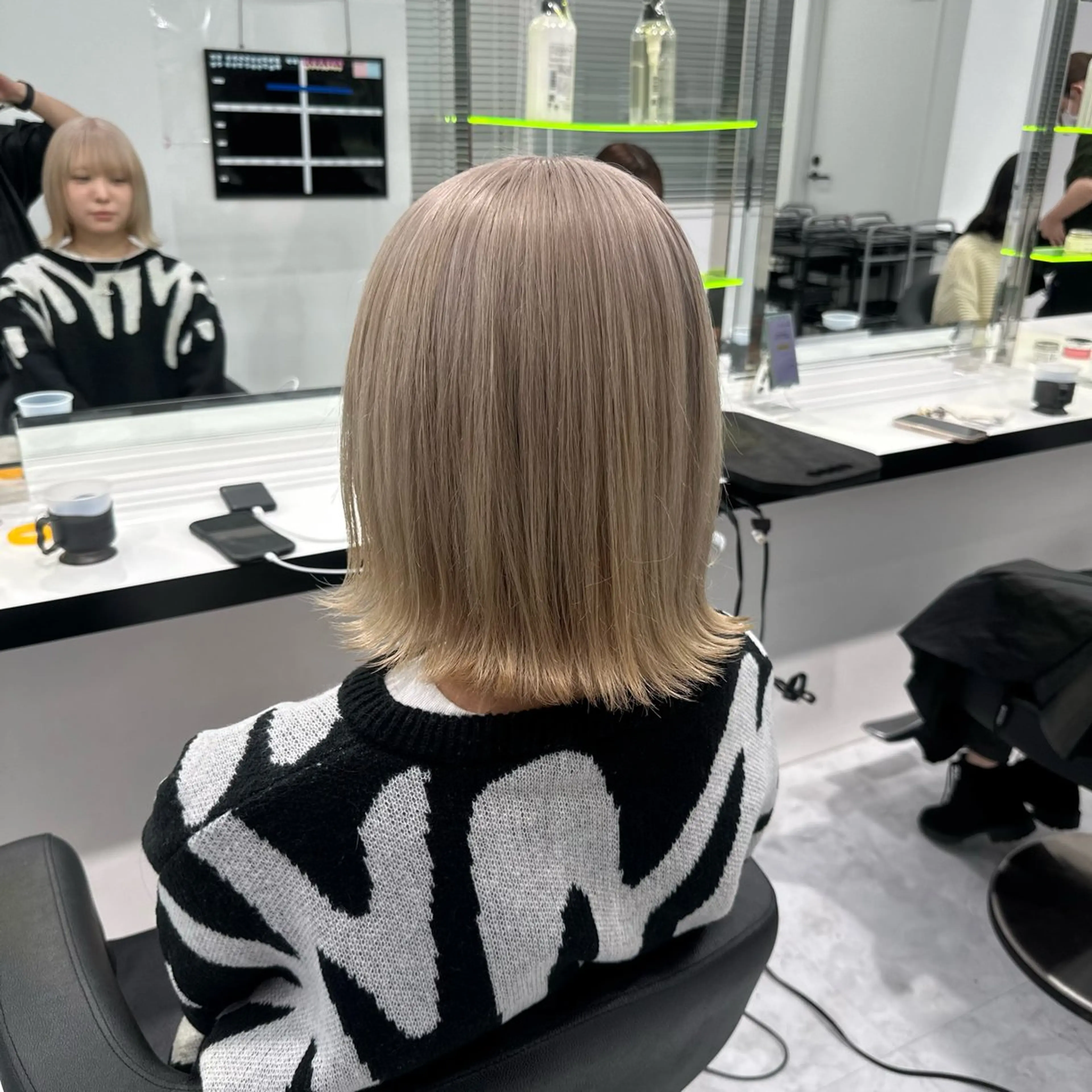 ミディアム カラー ヘアカラー ヘッドスパ 🫧ハイトーン🫧 ベージュ🫧徹哉のヘアスタイル